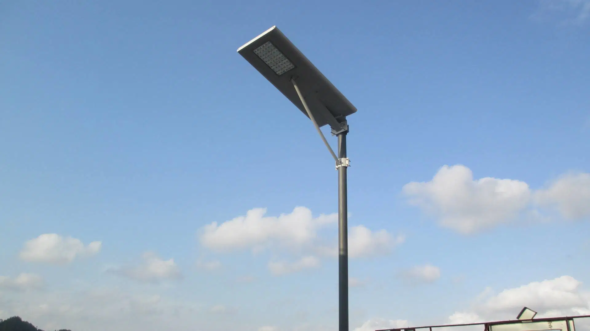 Mais de 24 anos todos de Fábrica em um8m 60W OEM Rua LED Solar Luz de Estrada de jardim com Sensor de movimento de microondas integrado a indução com câmara CCTV