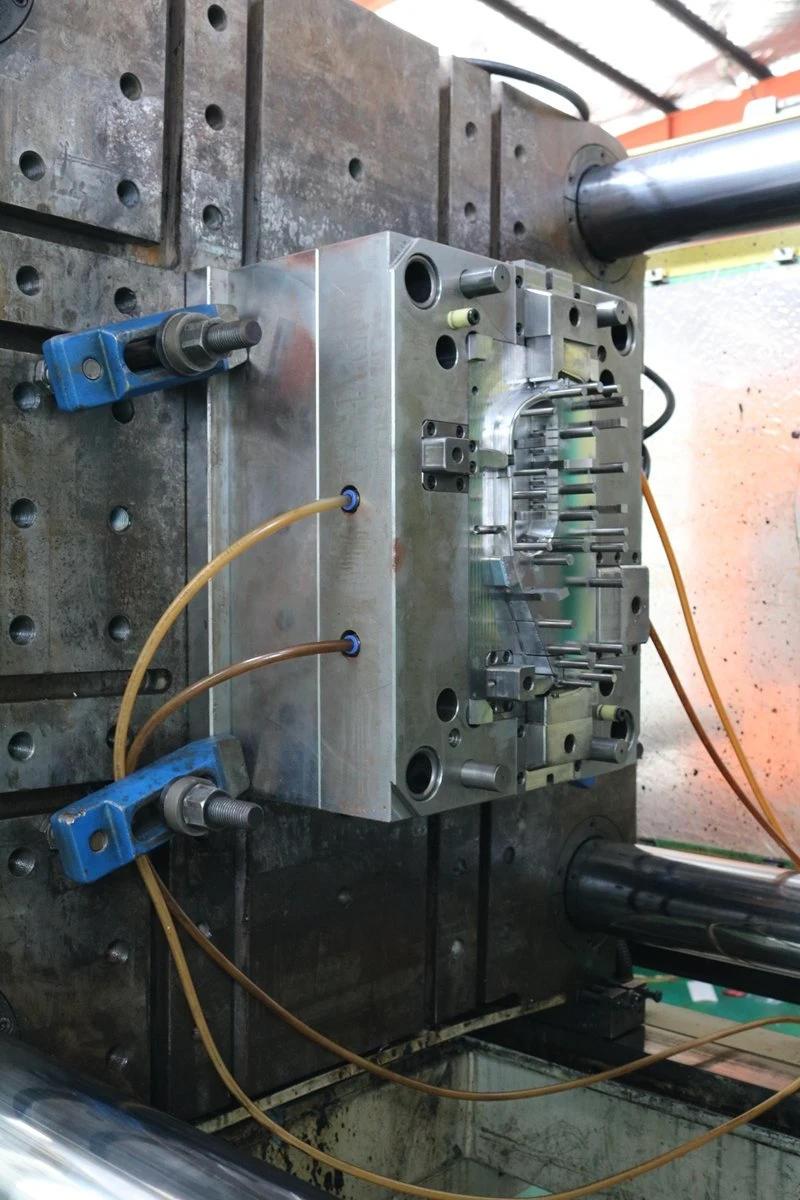 Molde de injeção de trabalho automático de plástico de precisão para ferramentas/aparelhos eletrônicos