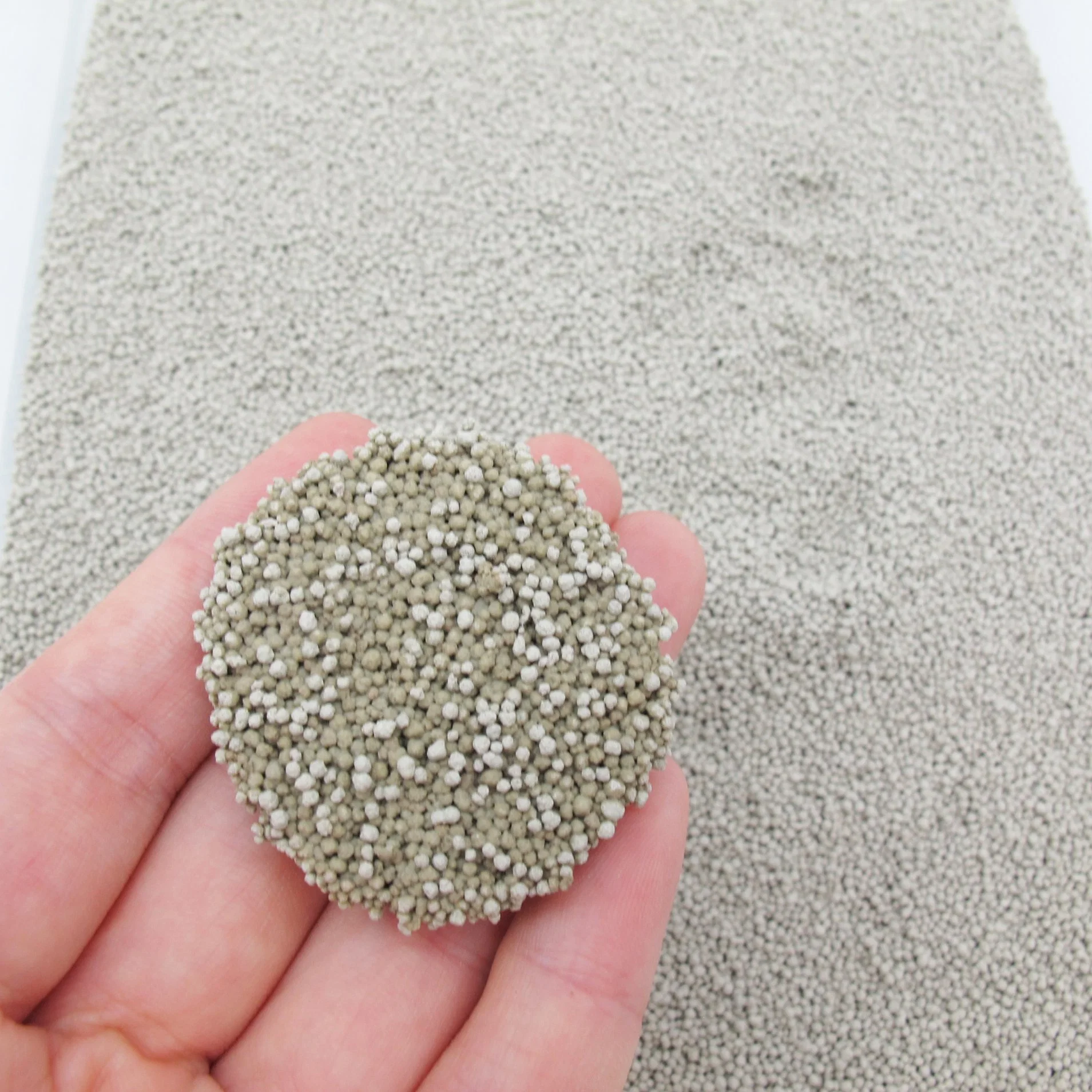 Facilmente Goteira Duradoura absorvente forte forma esférica Bentonite Cat Areia Carbono activado Natural de partículas minerais Sodium-Based areia triturada Gato Acessórios Pet