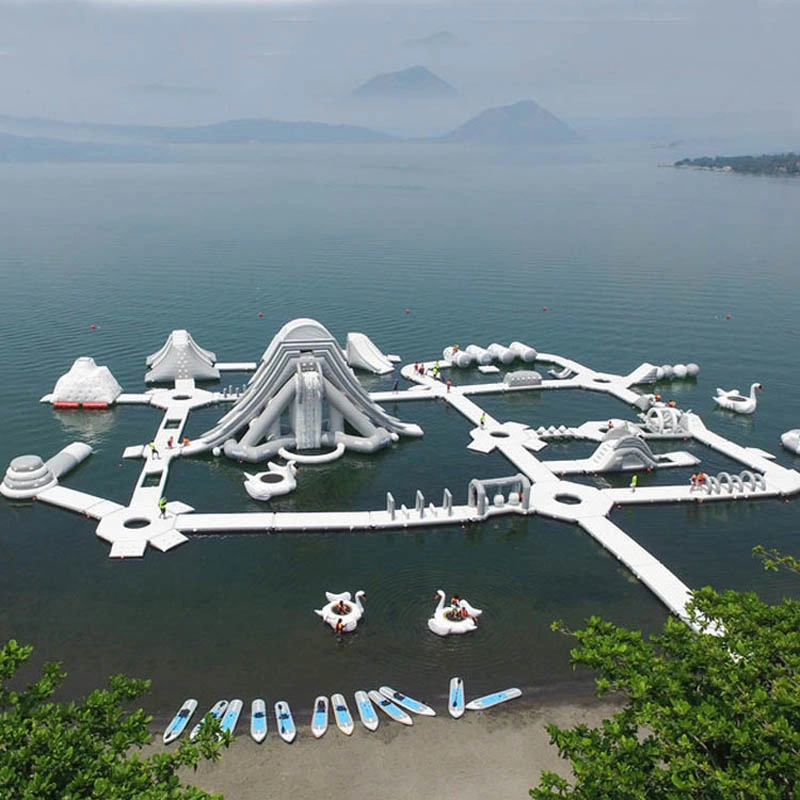 Le tout nouveau parc aquatique d'amusement aquatique gonflable flottant eau de mer Stationnement