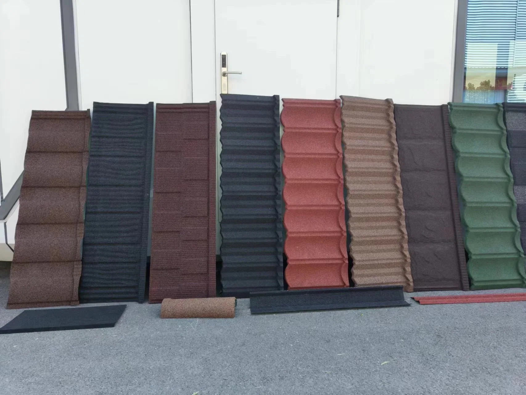 Decorative Classic Type / Bond Type Stone Coated Metal Villa Roof Tile Building Construction Material