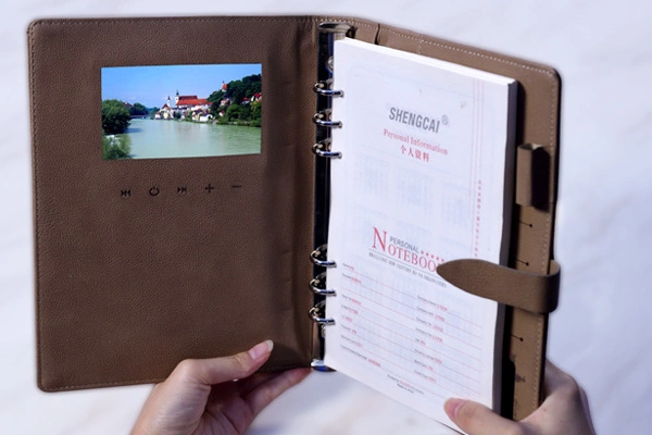 Personigezogenes Notebook aus PU-Leder mit LCD-Videodisplay