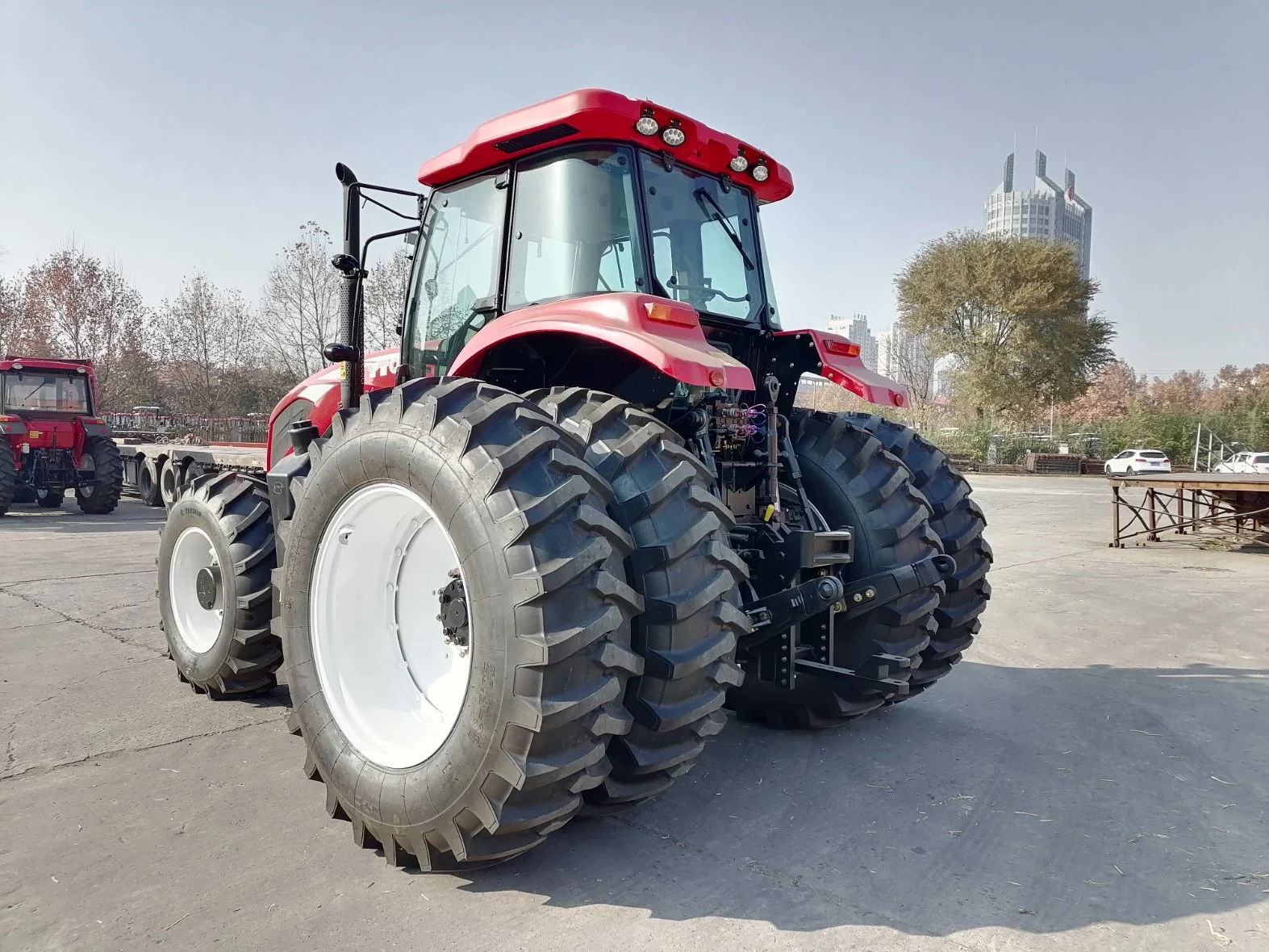 Agricultural Machinery: Yto 220HP/240HP Farm/Agricultural/Wheel Tractor with Cabin or Canopy (2204/2404)