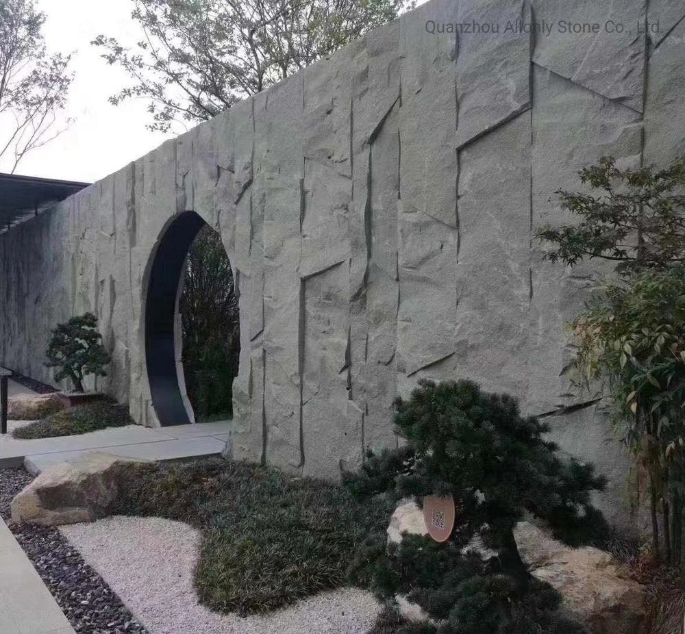 Diseño de jardín exterior con baldosas de piedra natural. Revestimiento de pared de granito negro en forma de seta.