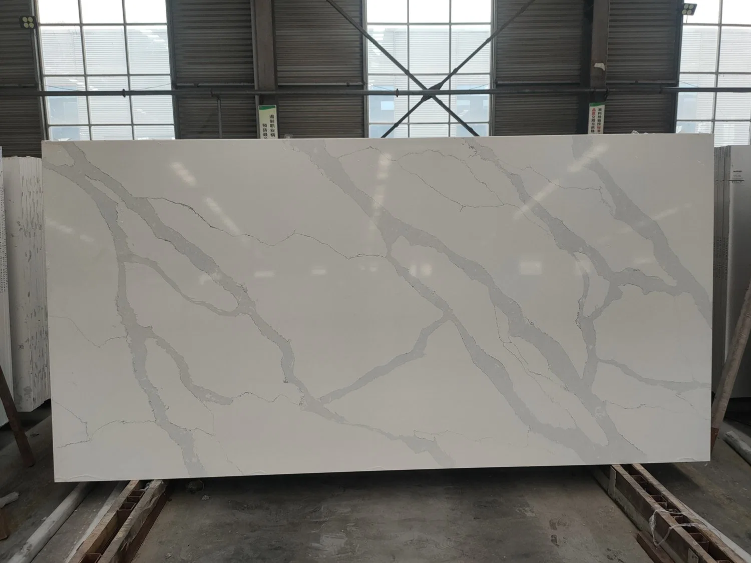 Quality Beautiful Artificial Marble Calacatta Quartz Stone with Natural Veins