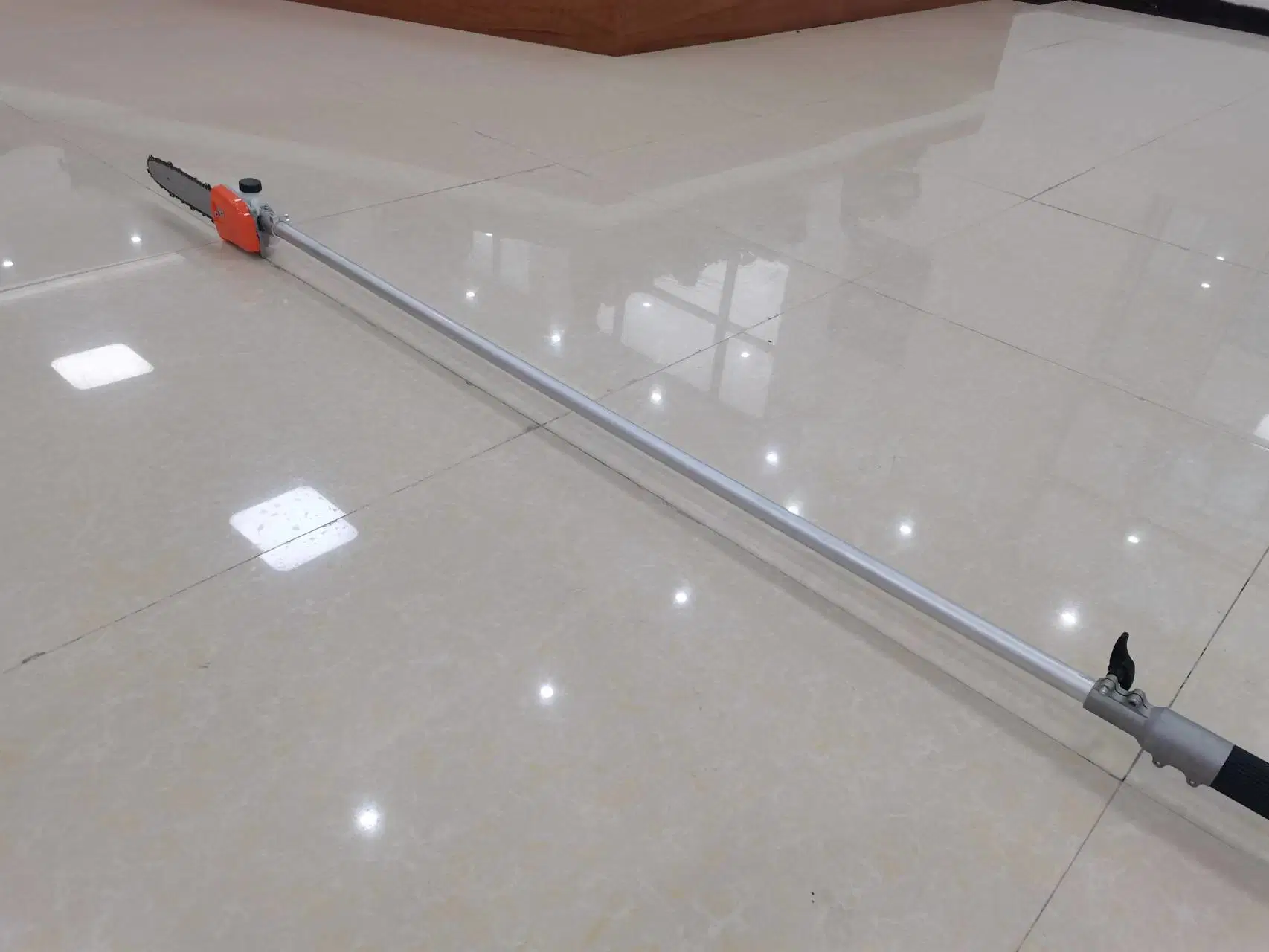 Gasoline Power Telescopic Pole Pruner Saw with 2.8-4.5 Meter Long Reach