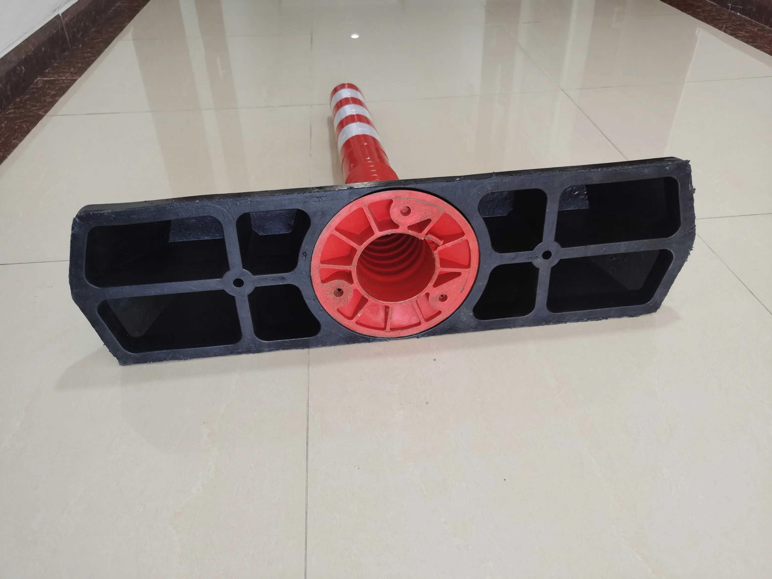 18 Years Supplier Traffic Safety 75cm PU+Balck Base Lane Separator