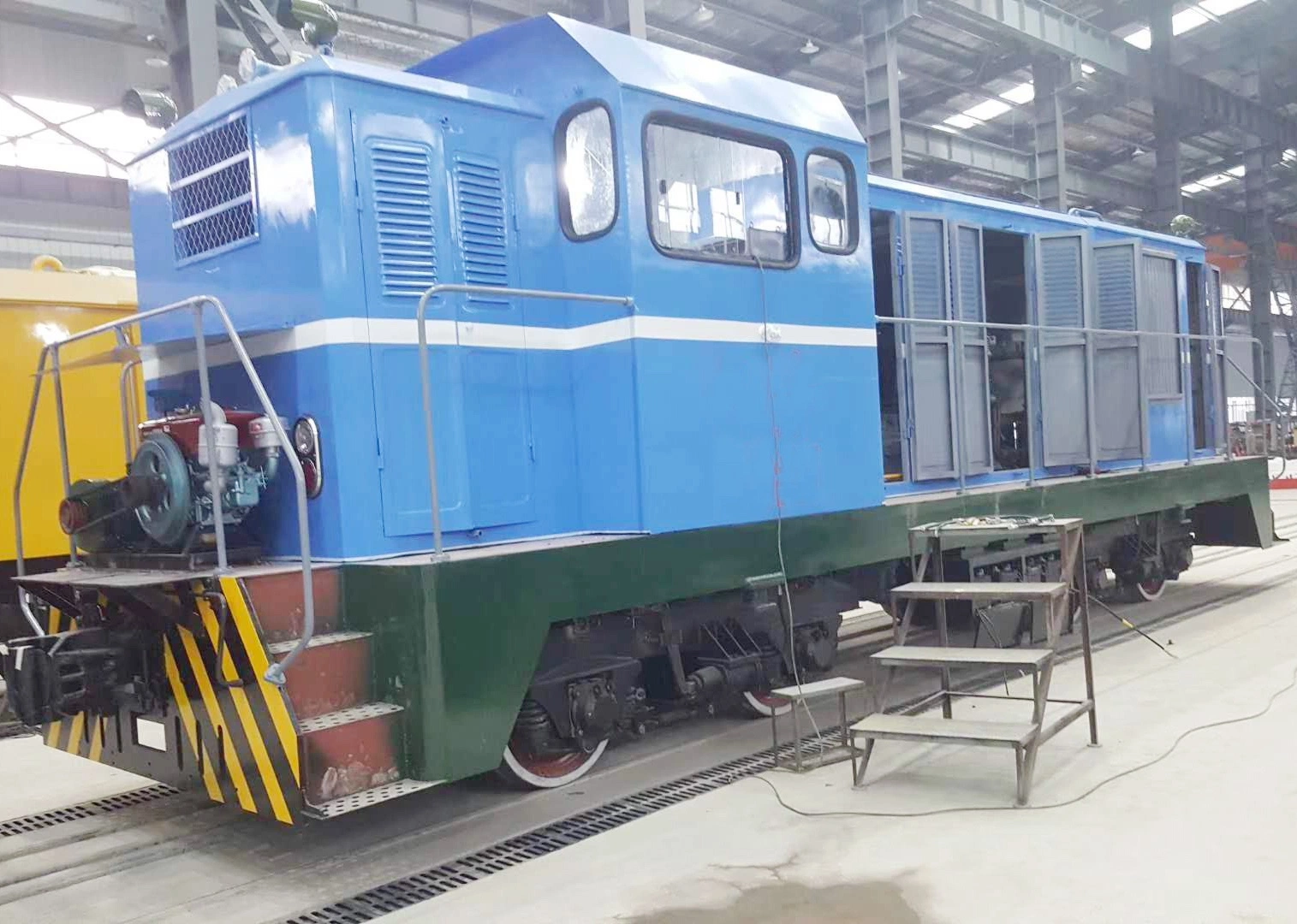 Traction Weight 1200 T 800HP Railway Shunting Diesel Locomotive for Sale