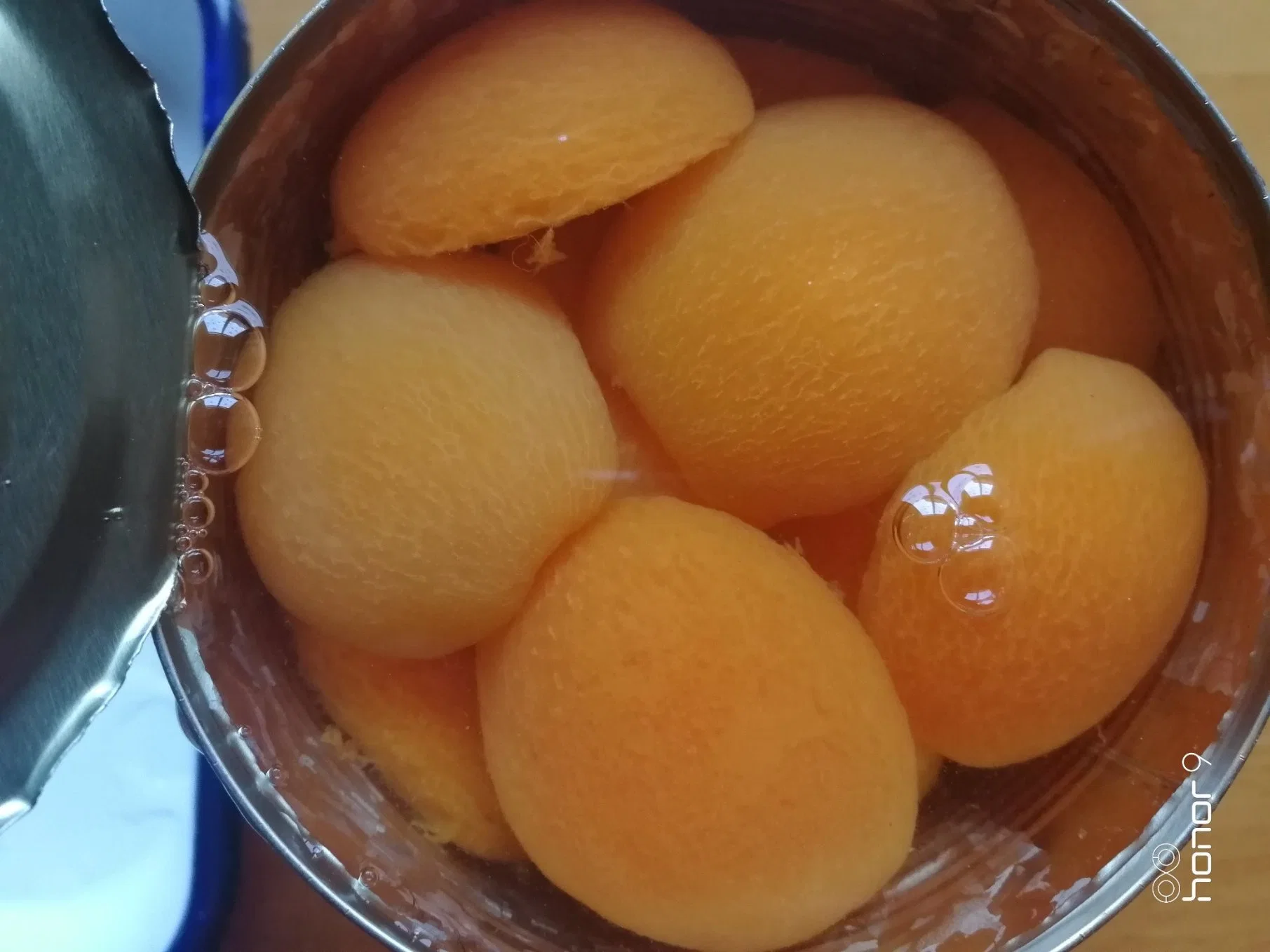 Les chinois de fruits en conserve de fruits en conserve dans le Lieutenant de sirop d'abricot 820g