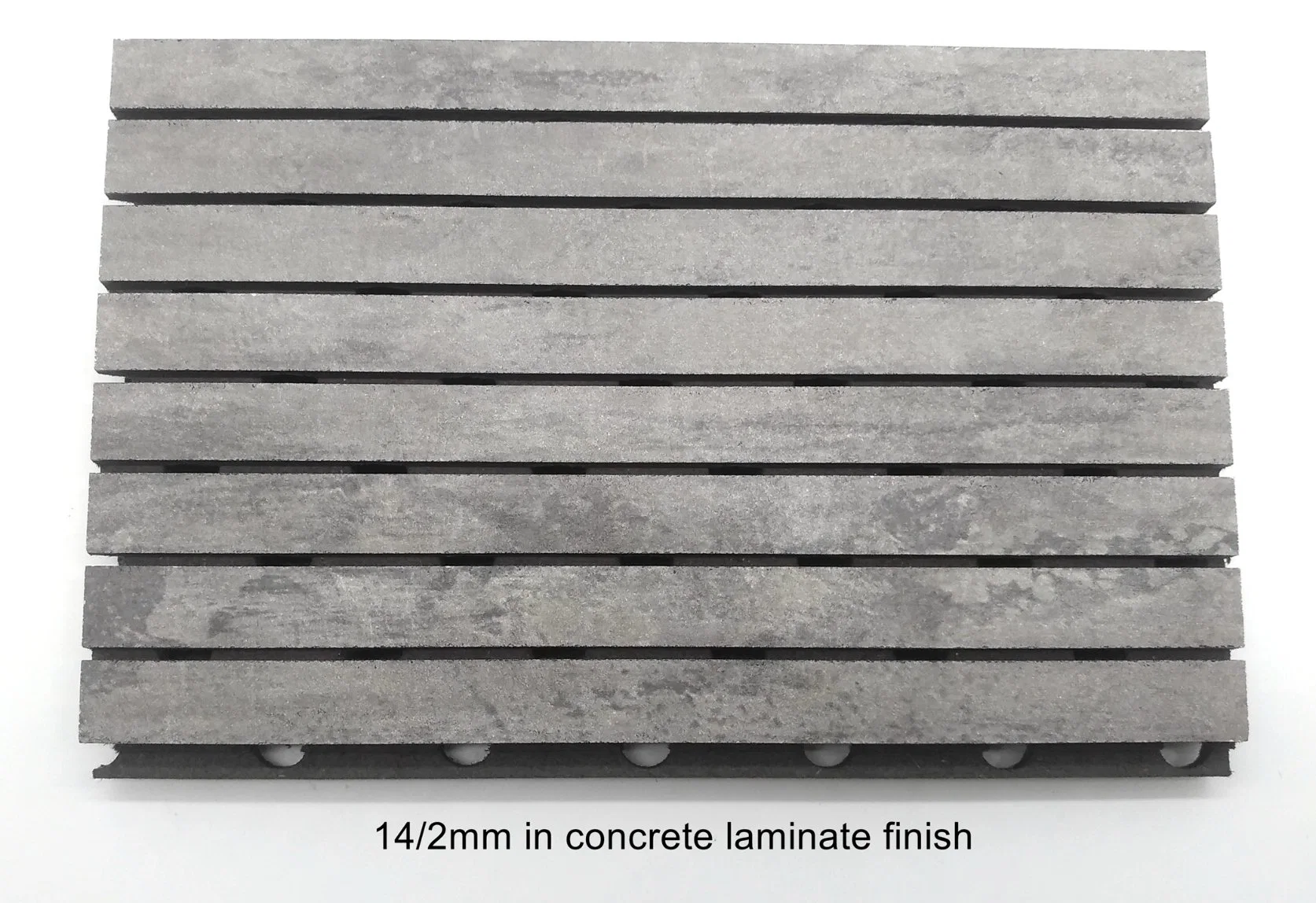 Finition en stratifié béton pour panneau acoustique rainuré de 14/2 mm pour l'absorption sonore intérieure.