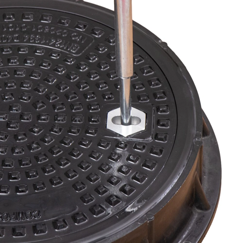 En124 Standard Small Size 300mm D400 Water Tight Manhole Cover with Lock for Road Drain