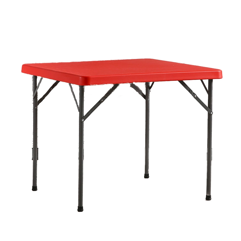 Mesa dobrável de plástico para banquetes ao ar livre para casamentos no jardim.