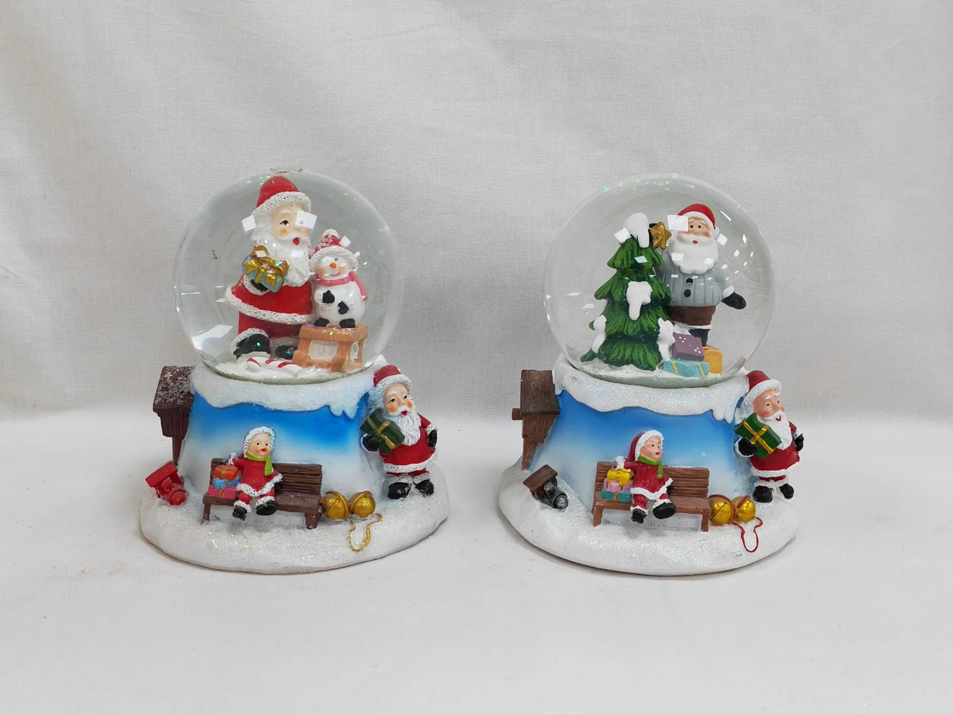 Customized Christmas Water Snow Globe with Inner Sculpture