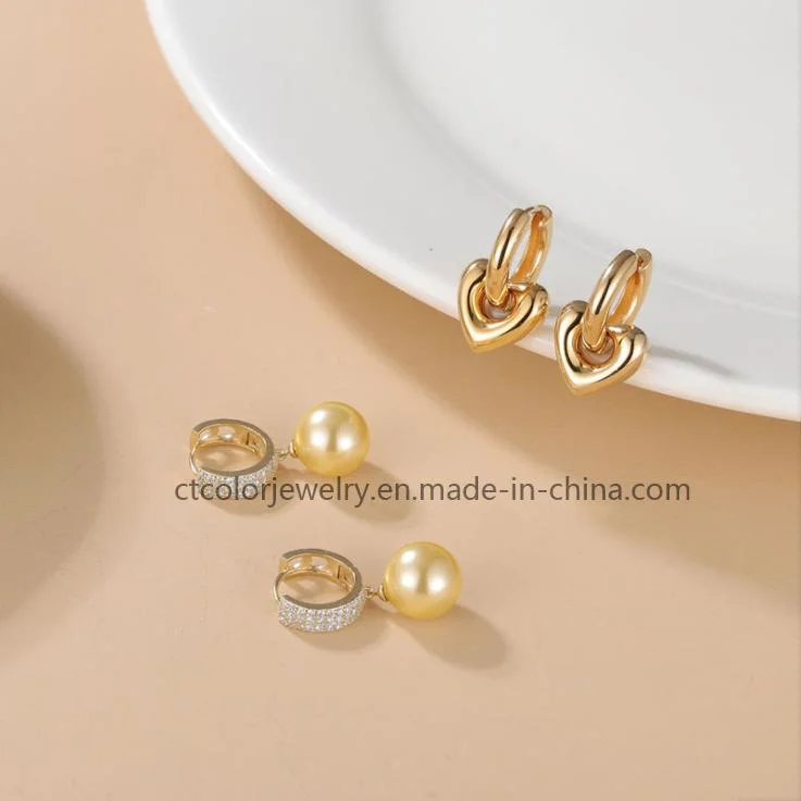 Highly luxurious 18 K gold jewellery shell and gold pearl stud earrings