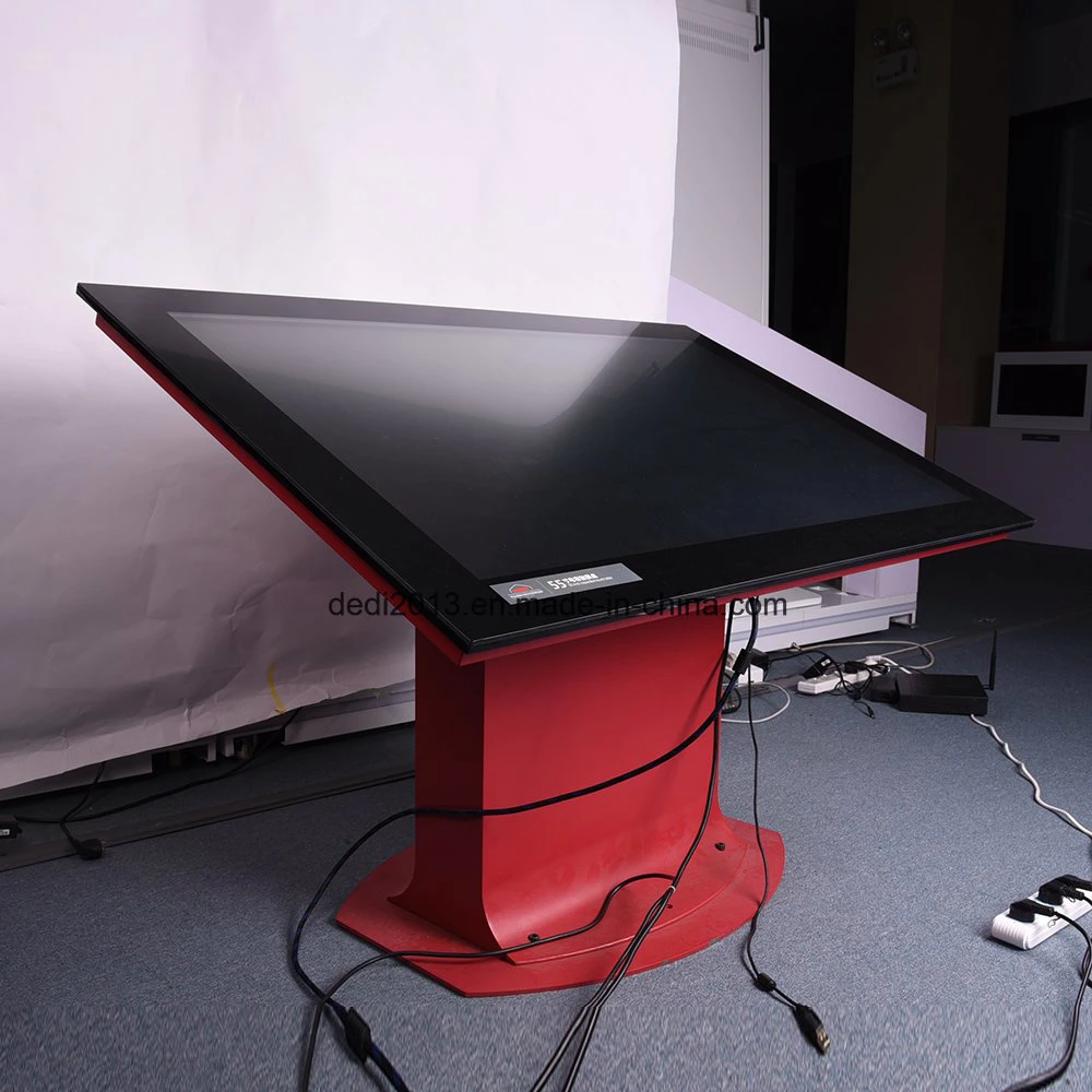55-дюймовый интерактивный ЖК-дисплей с сенсорным экраном и кофе в таблице для рекламы