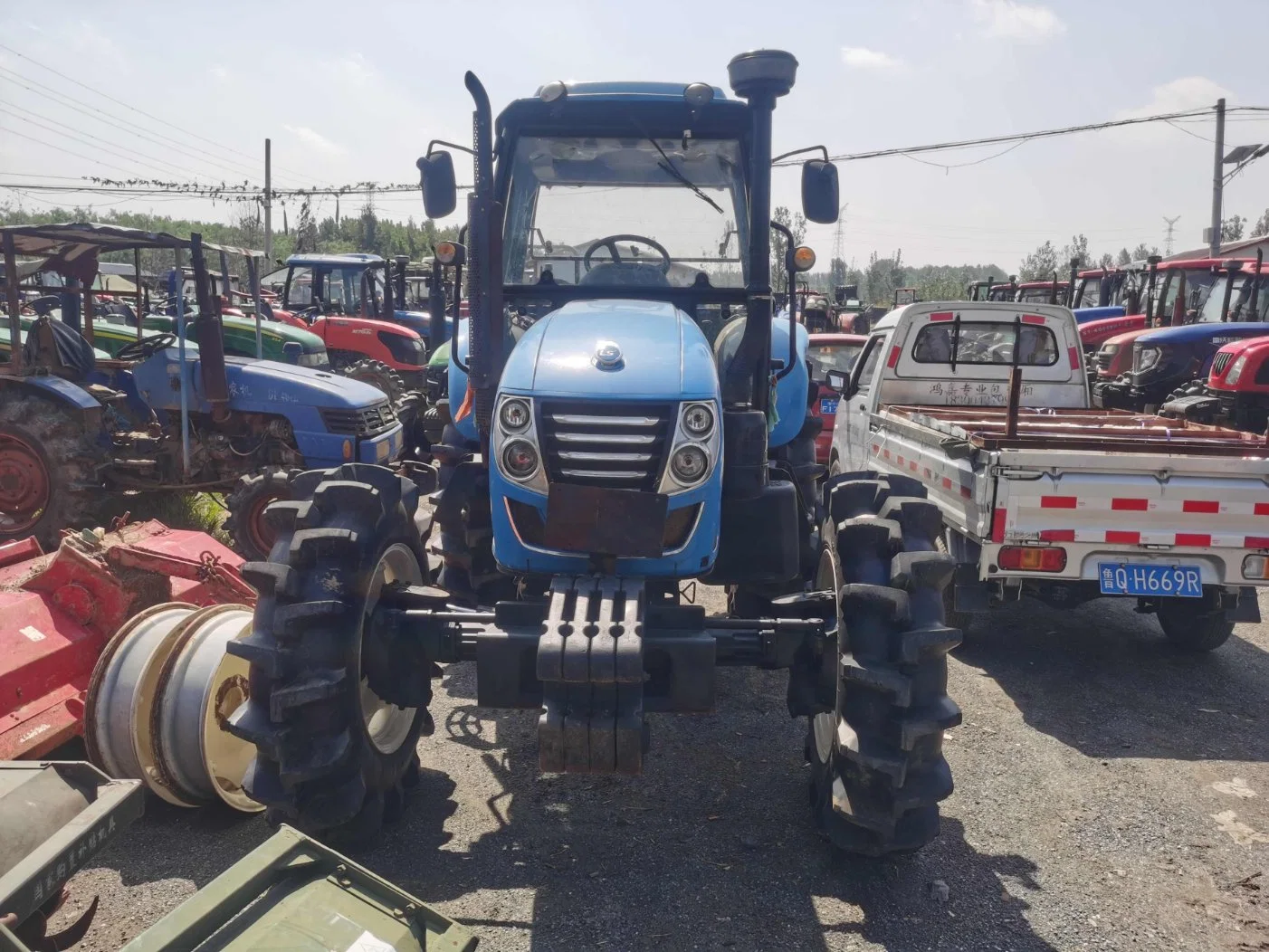 Tracteur agricole d'occasion New Holland/John Deere/Sch avec Chargeur frontal/pelle rétro/charrue/remorque