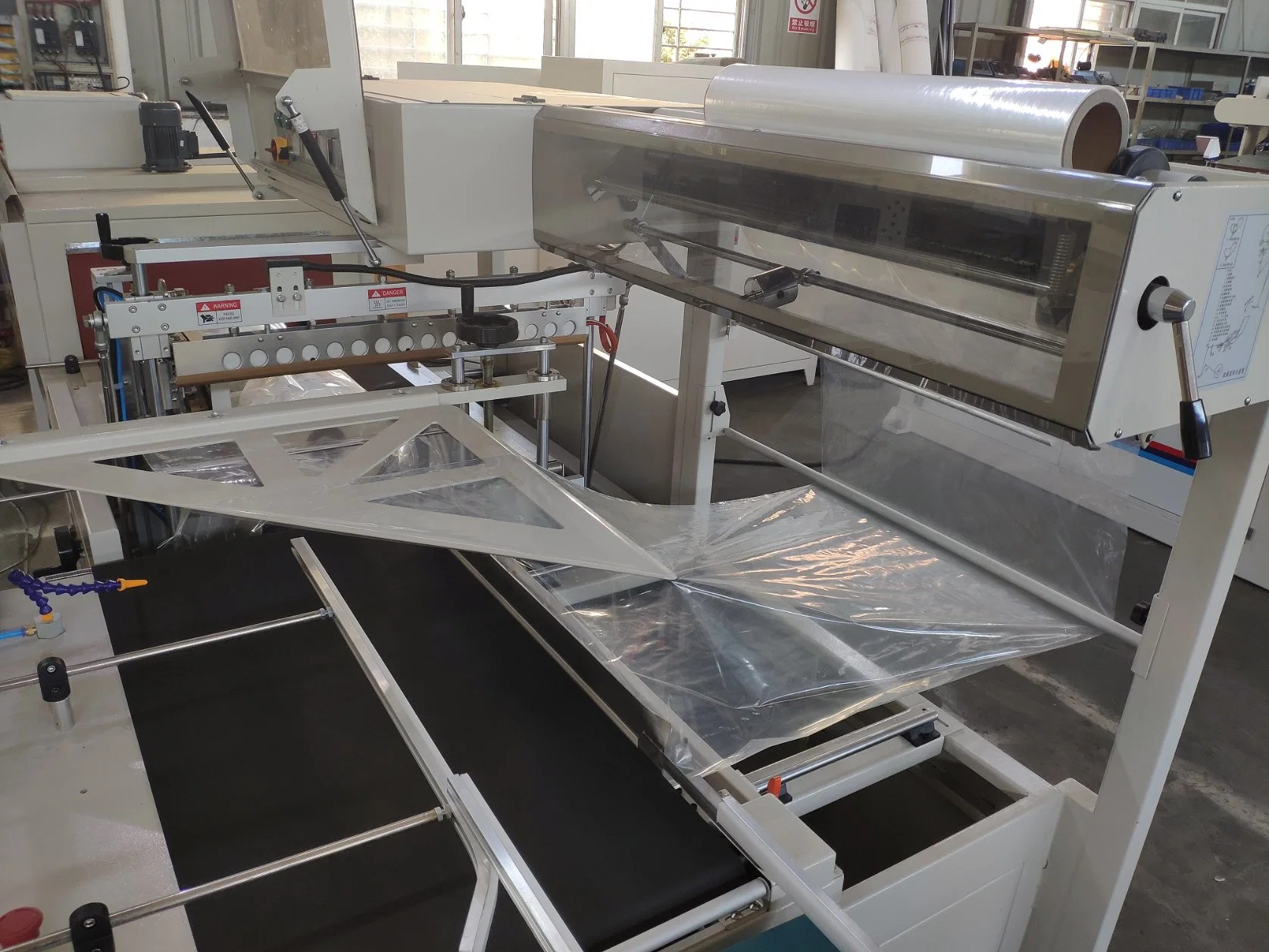 Automatic Maxi Roll POF Film Shrink Packing Machine