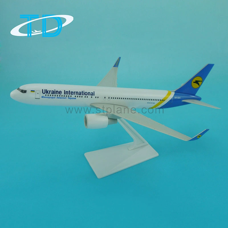 Boeing B767-300 Ukrainian Airlines 27cm 1 : Modèle 200 aéronefs d'affichage