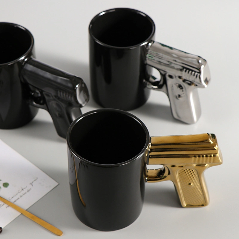 Forme 3D Mugs Tasse en céramique créative Or Argent et noir Poignée pistolet Mug Coupe de l'eau de la personnalité