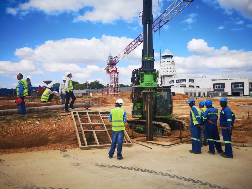 Par 90 Kn. M 32m de profundidad de perforación de pilotes con gato hidráulico de la plataforma de chasis