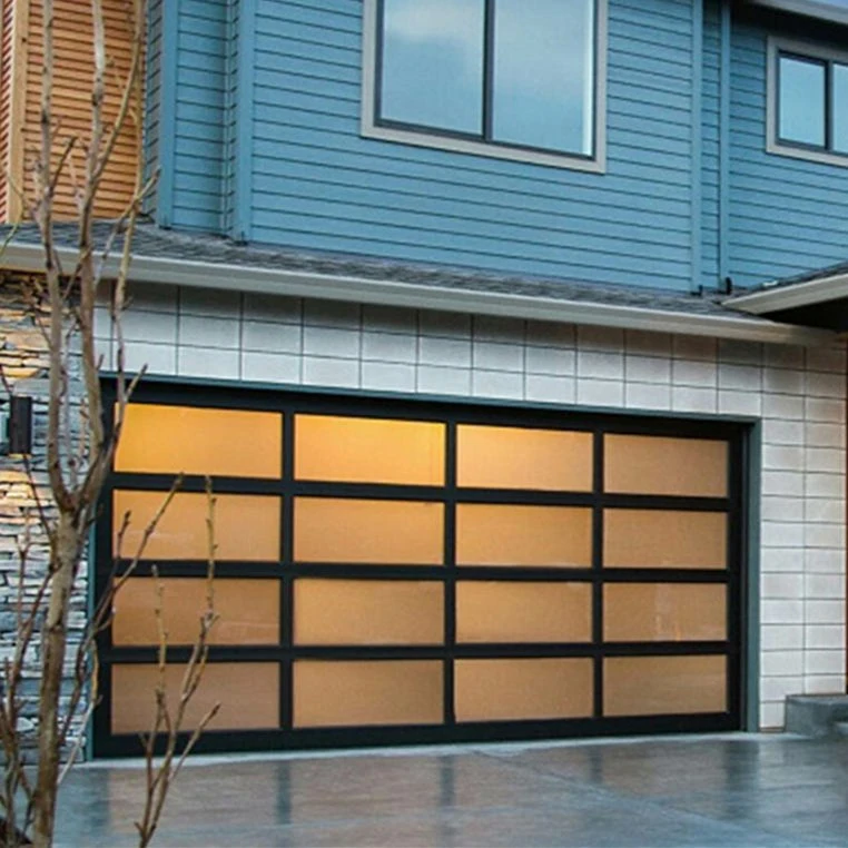 Portes basculantes de bonne qualité, garage en coupe avec vitrage transparent Portes avec moteur