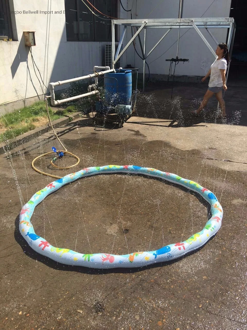 Juguetes de rociadores para niños, juguetes inflables para piscina, tubo de anillo gigante de agua de 68'' para jugar al aire libre en fiestas con rociadores y pulverizadores