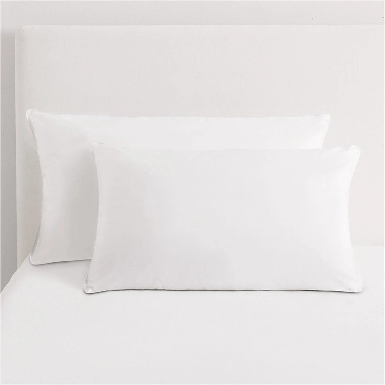 Coussin d'hôtel blanc pour dormir avec un rembourrage en fibres de polyester en forme de boule.