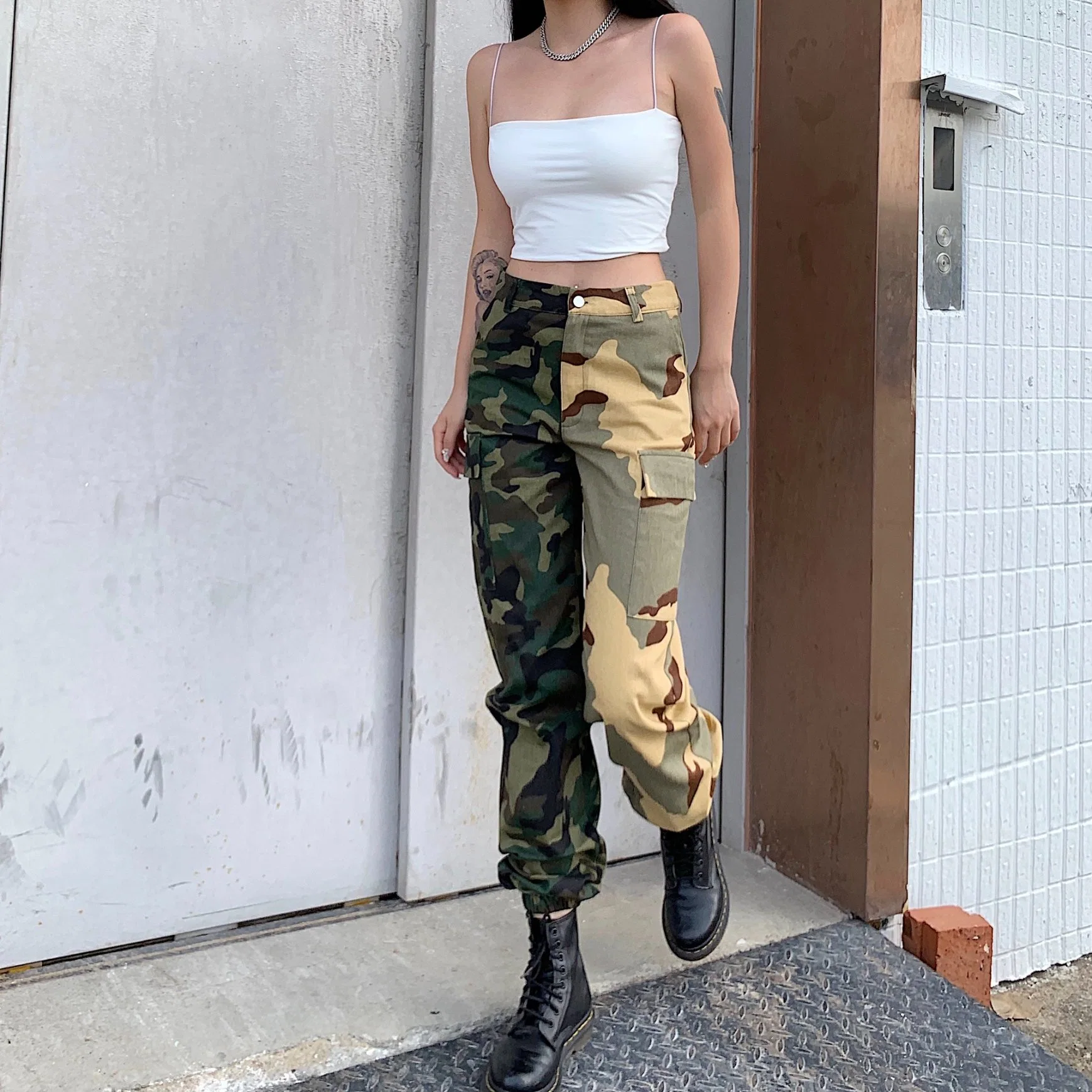 Factory Wholesale/Supplier 2022 Spring Elastic Waist Cargo Casual Woven Stitching Camo Pants for Women