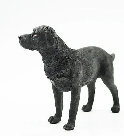 Figura do cão Labrador em pé preto