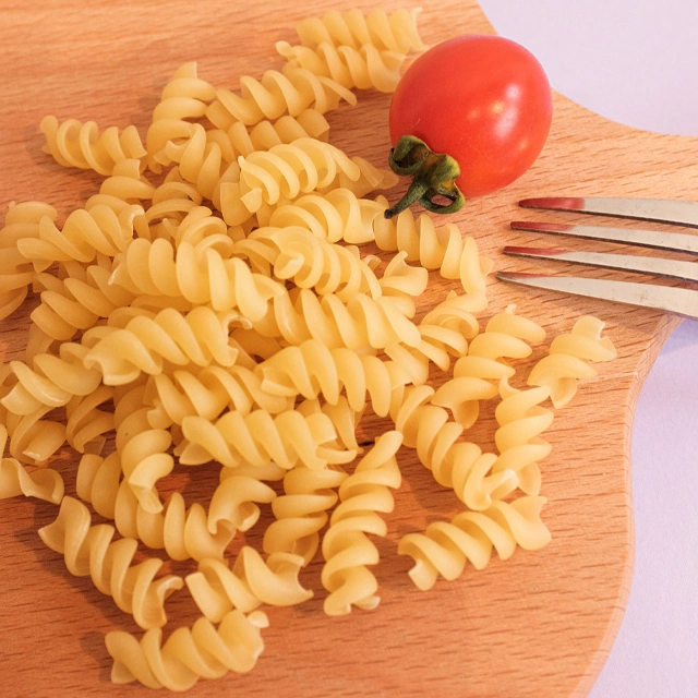 Saco de cotovelo instantâneo Macaroni 400g Fusilli pasta pronta-comer Noodle Fast Cozinhe para um jantar saudável