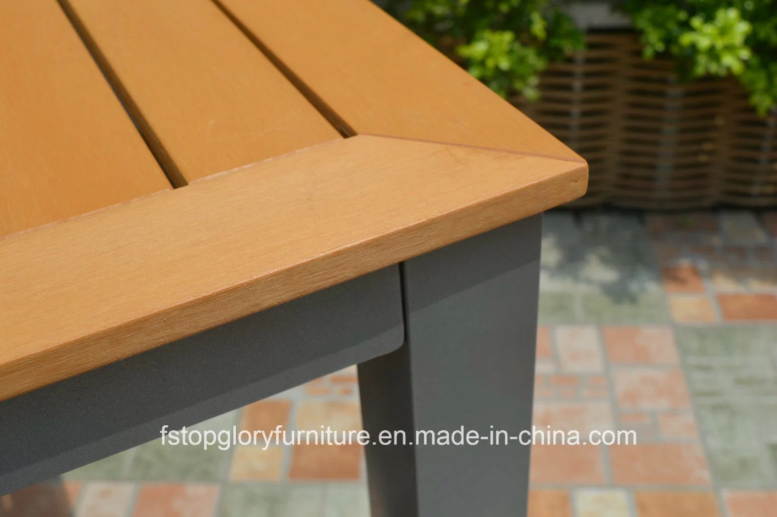 La madera de plástico de la mesa de comedor y sillas juego de muebles de exterior