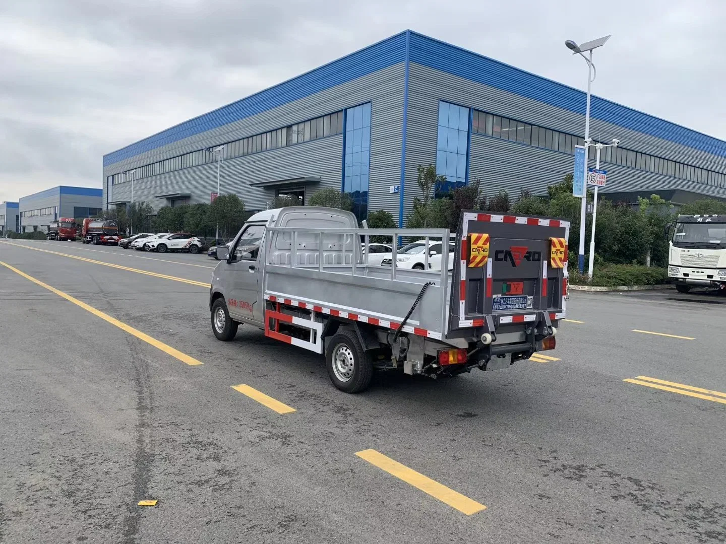 China Mini 1-3ton Battery Electric Truck with Tail Lift system for Cargo or Barreled Garbage Transport Truck