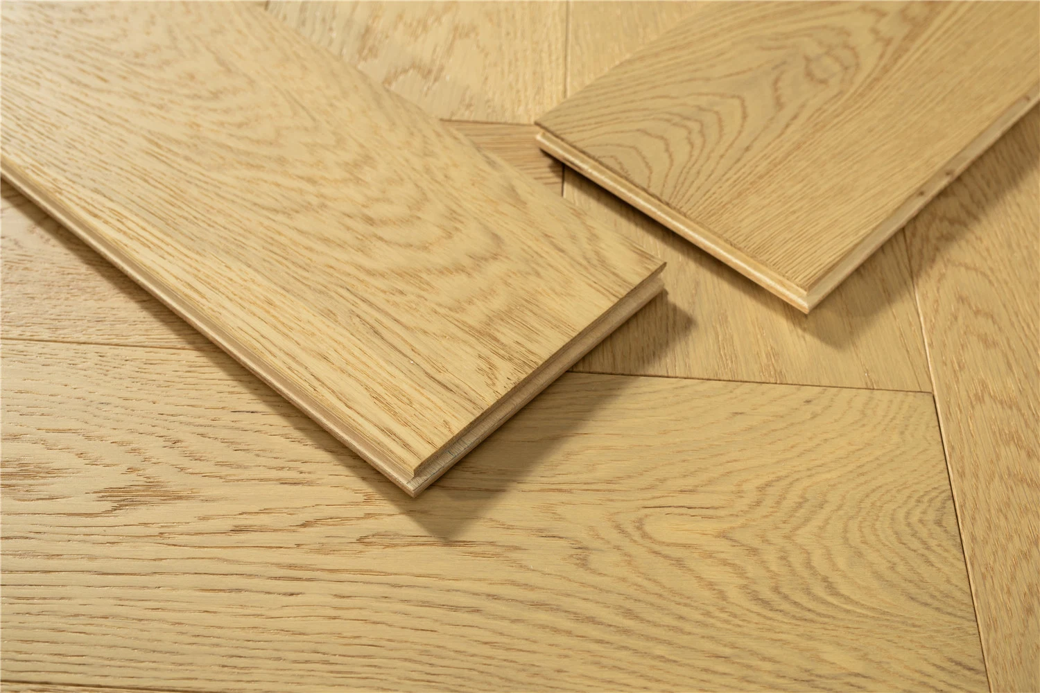 Latest Product Essence Engineered Oak Flooring/ Multi-Ply Parquet Flooring/Herringbone or Chevron Flooring