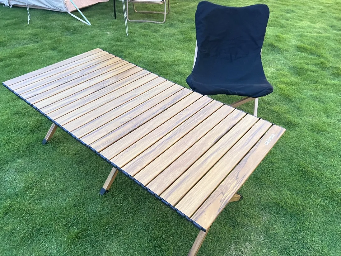 Chaise pliante en bois pour le camping en plein air.