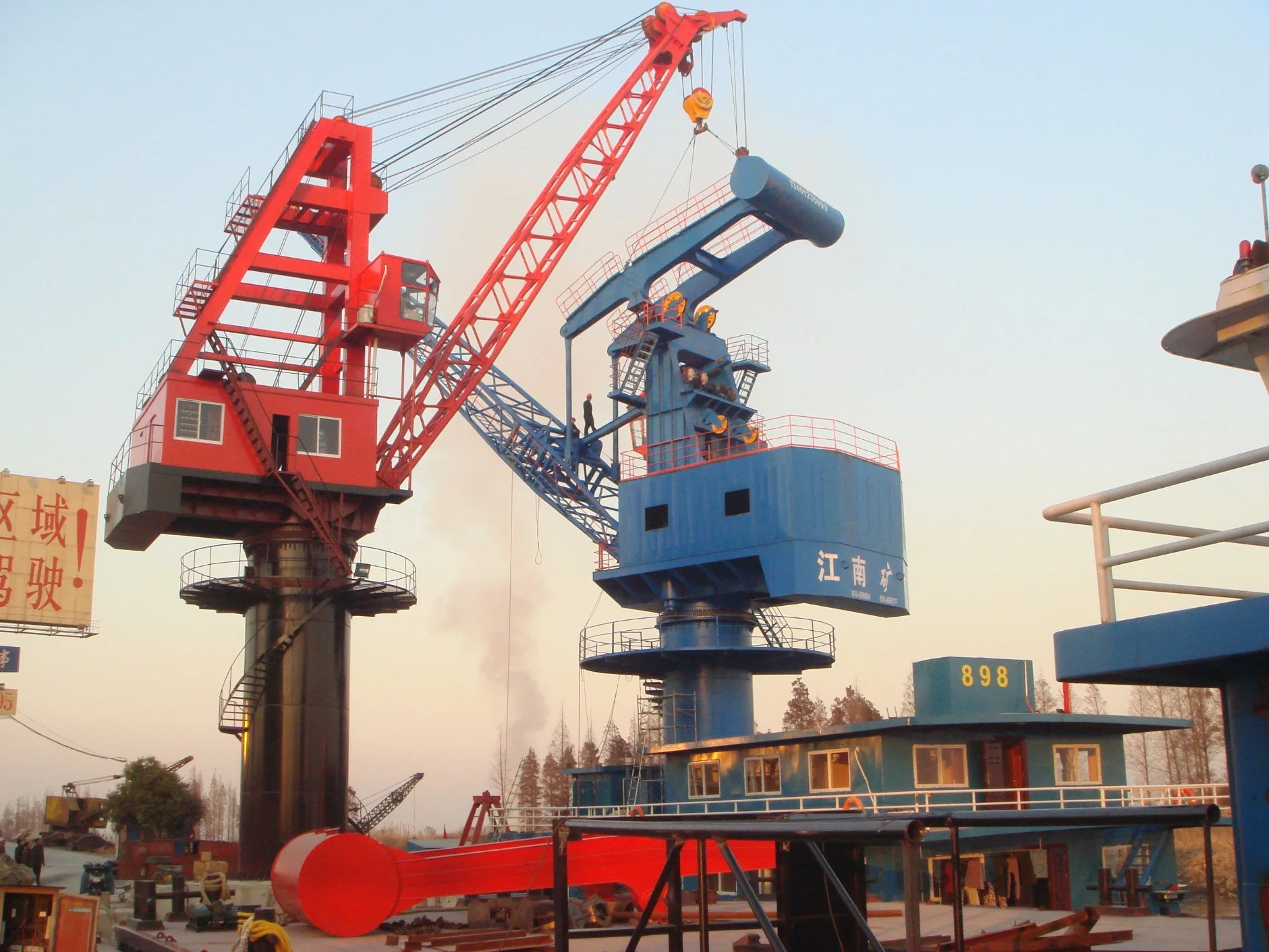 Grúa flotante de transporte de estanterías para operaciones en alta mar