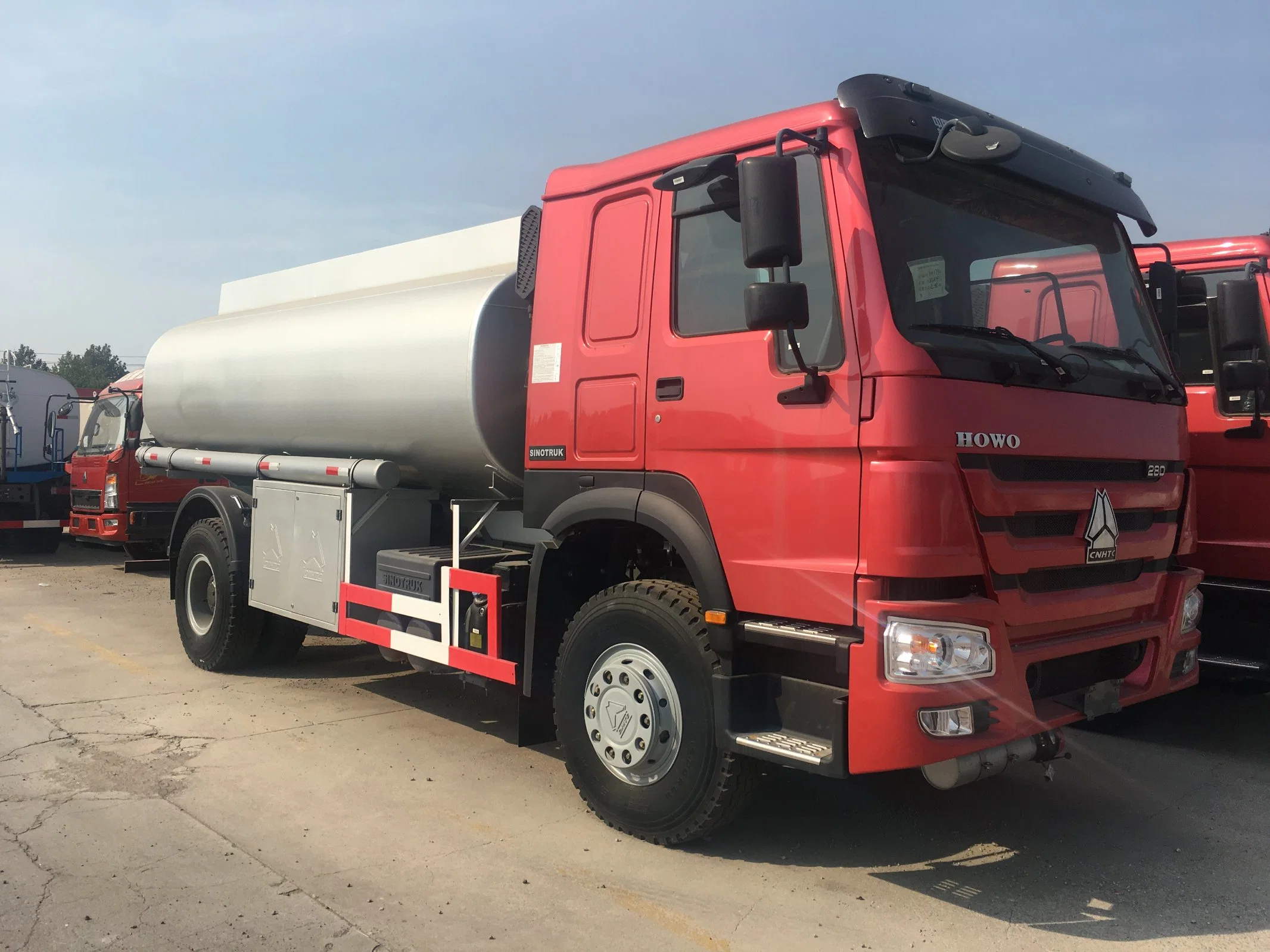 Sinotruk HOWO 4X2 Diesel Petrol Oil Transport Tank Truck