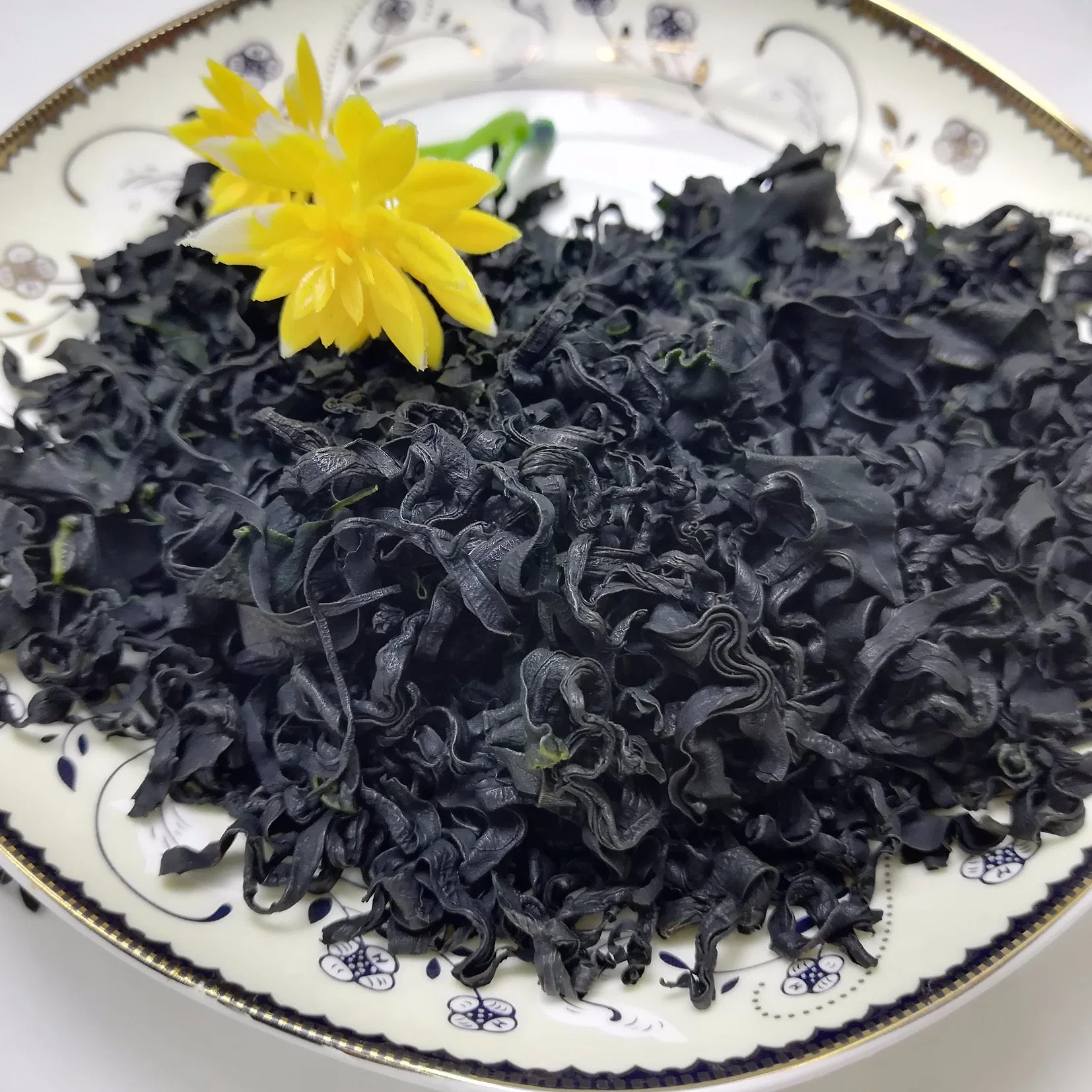 Comestibles secos de algas wakame salada cortar las hojas