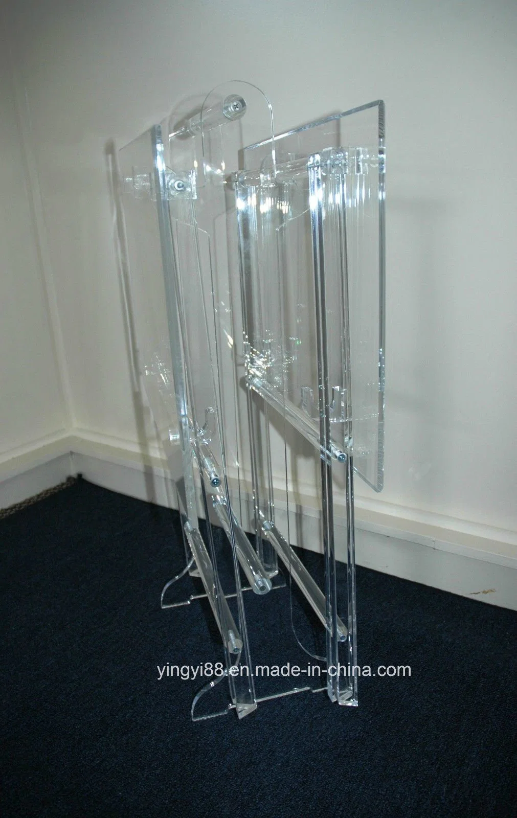 Klares Acryl Lucite Plexiglas Set von 2 faltbaren TV Snack Fächer mit Ständer