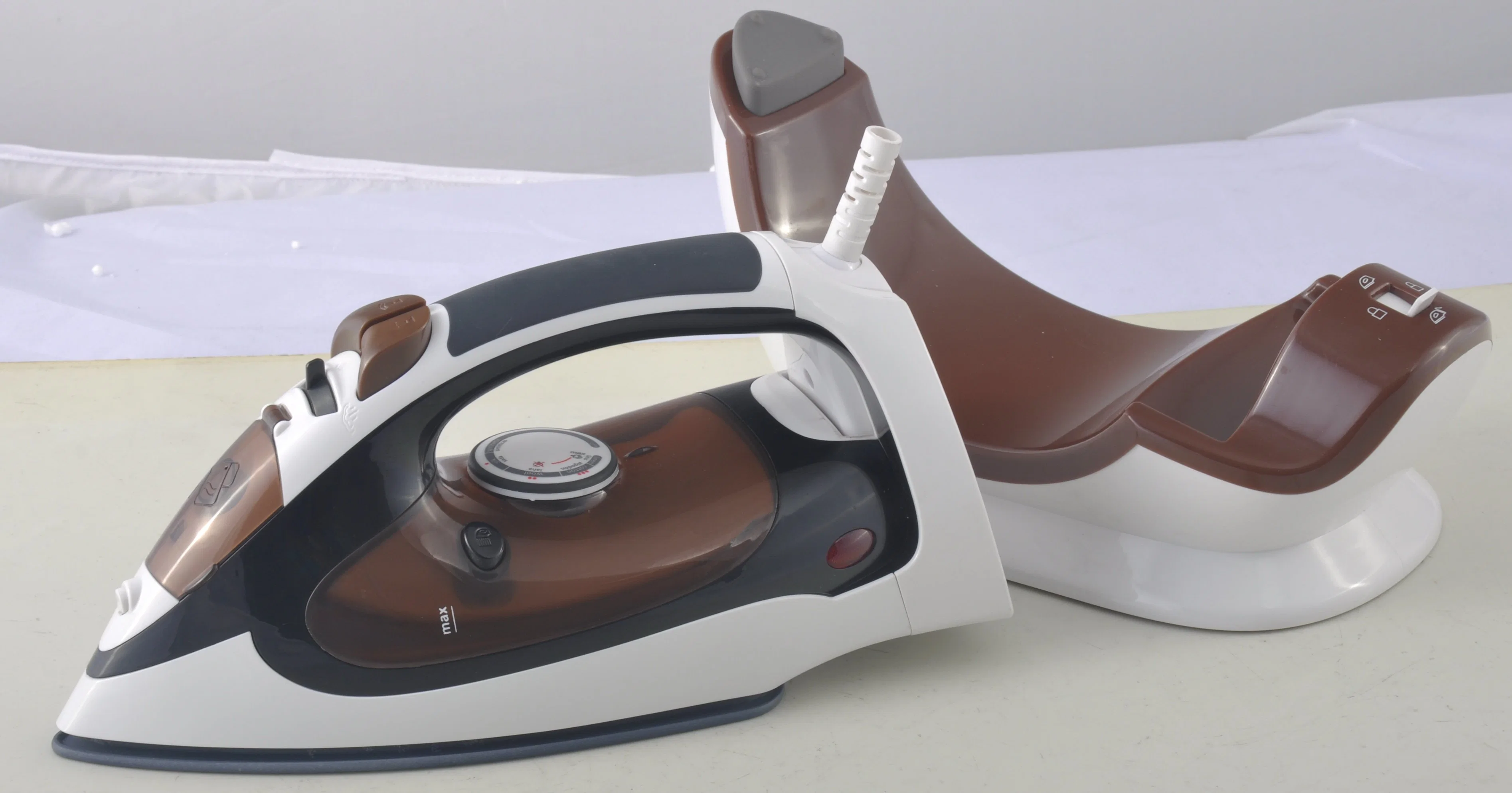 2400W Non-Stick Sole Plate Electric Cordless Steam Iron