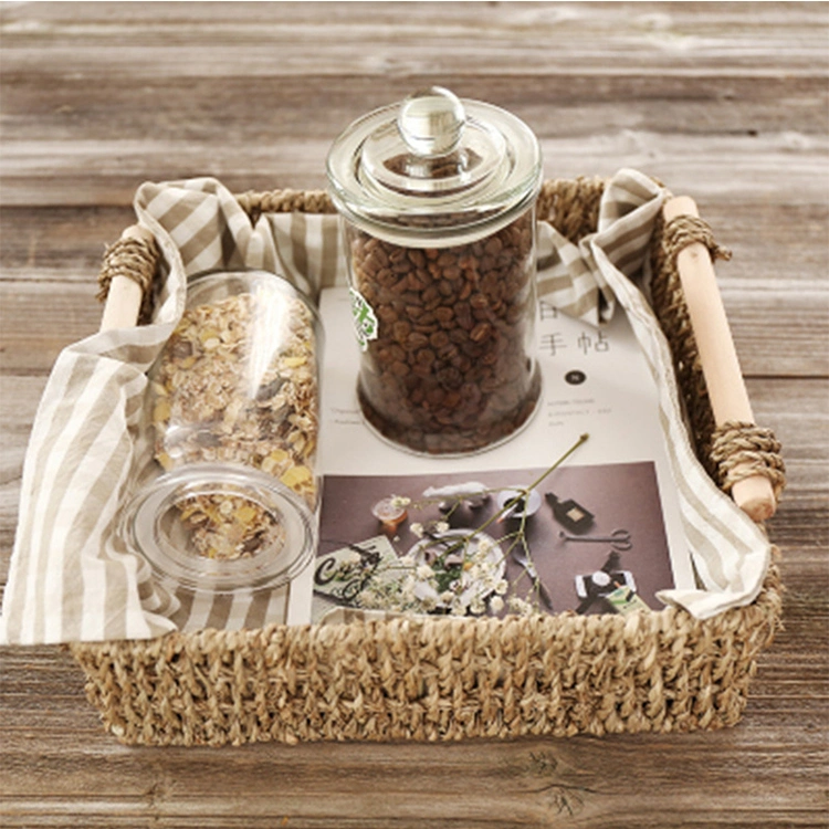 Panier de rangement tressé à la main avec poignée en bois tressé d'herbe pour bureau.