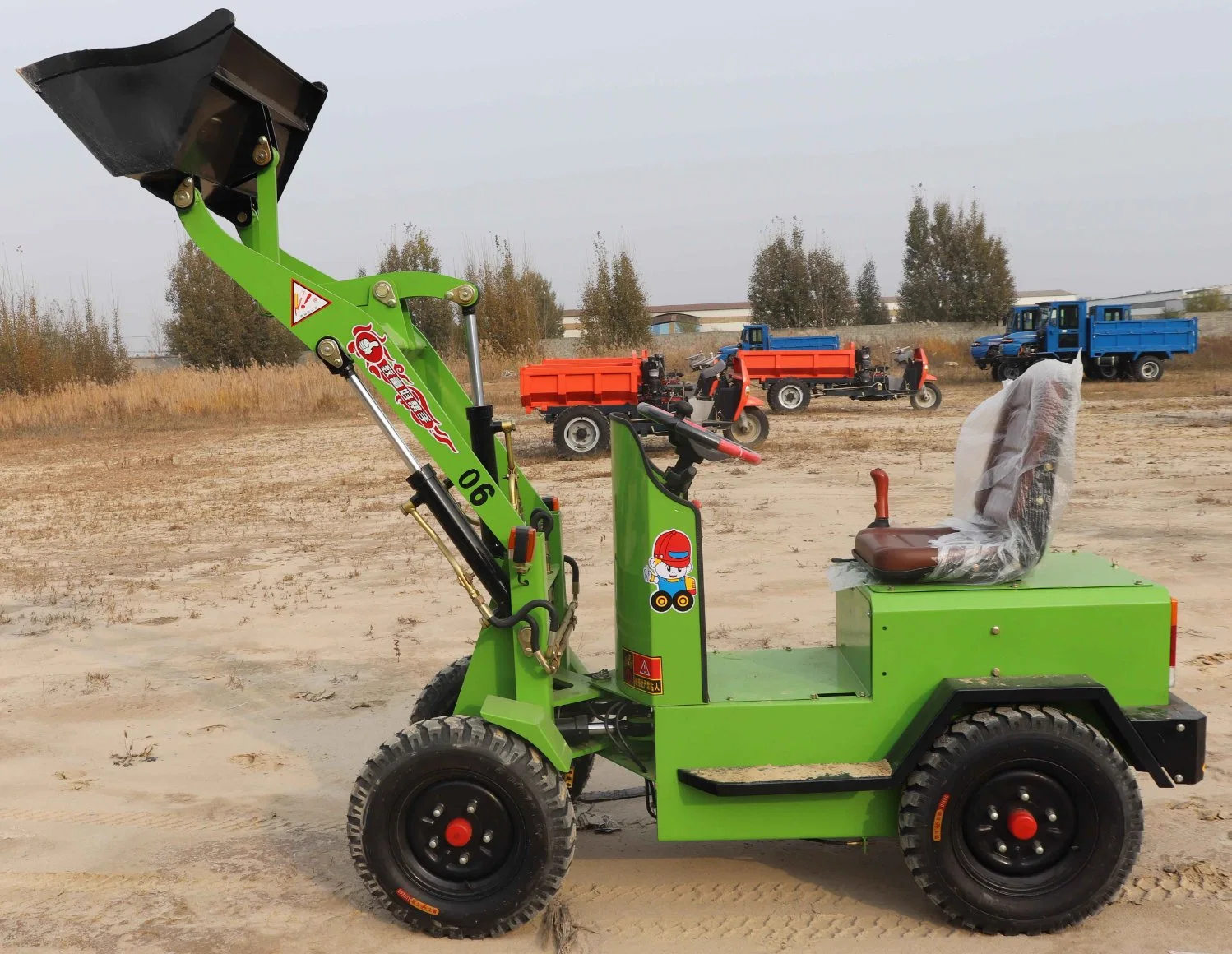 Mini-tracteurs à chargement automatique de chargeur électrique à quatre roues motrices avec CE