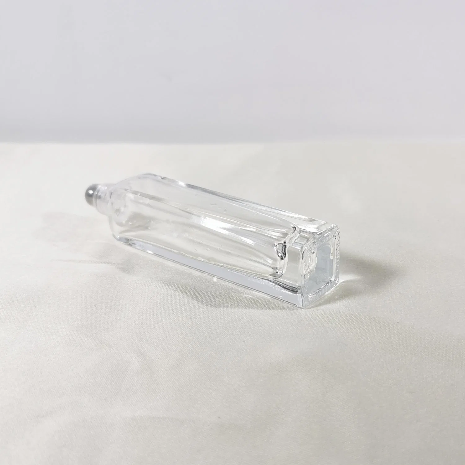 Leere quadratische Glasrolle auf Flasche mit Edelstahl Rollenkugel