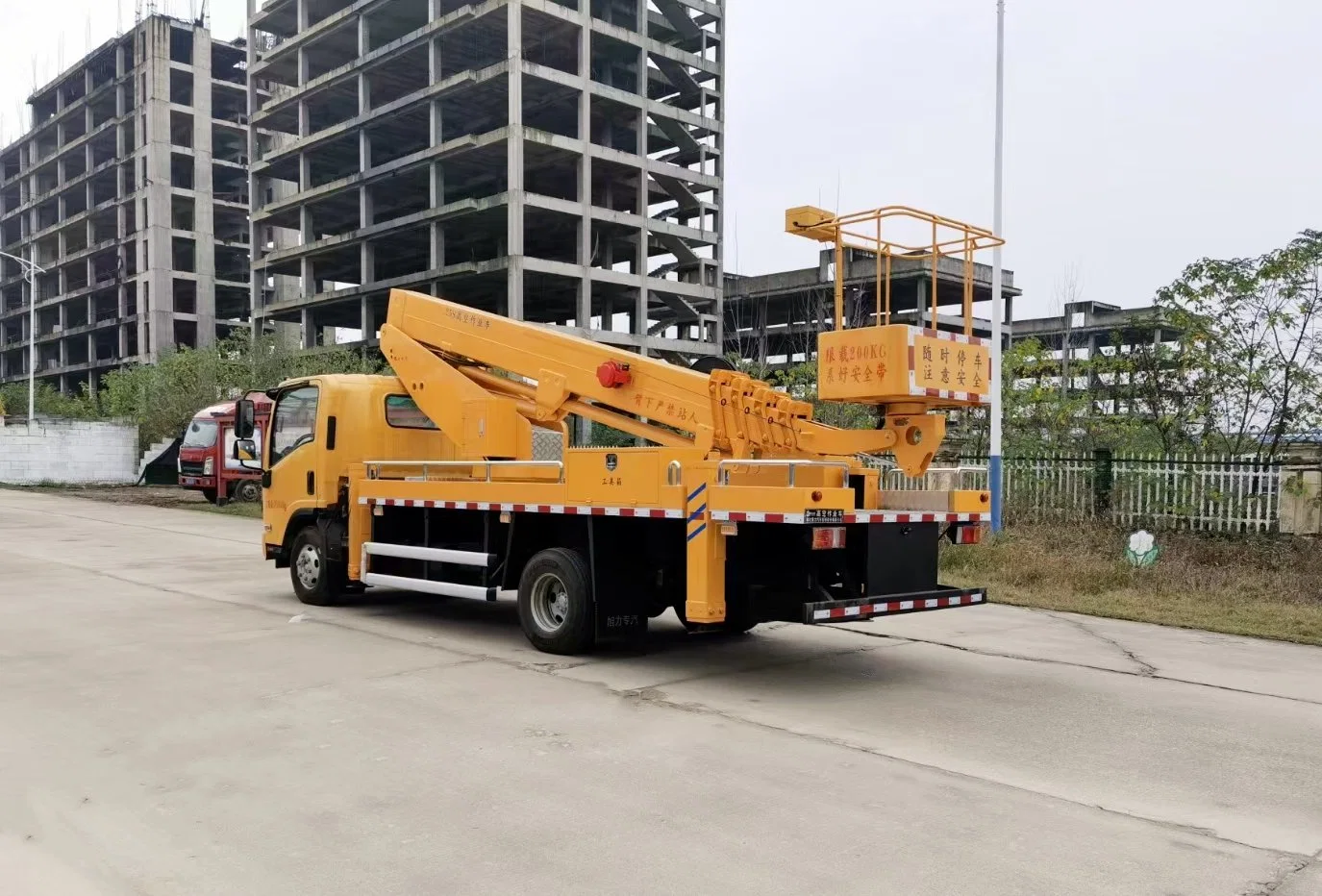 Isuzu 20m-24m Insulated Bucket Aerial Platform Sky Lift Truck with 1 Ton Hoisting Hook Insulated Arm Optional