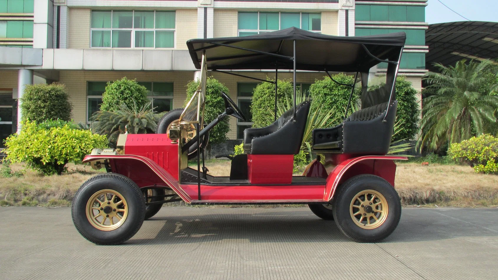 2018 New Energy Resort Use Electric Classic Golf Cart with Vintage Car Style for Europe