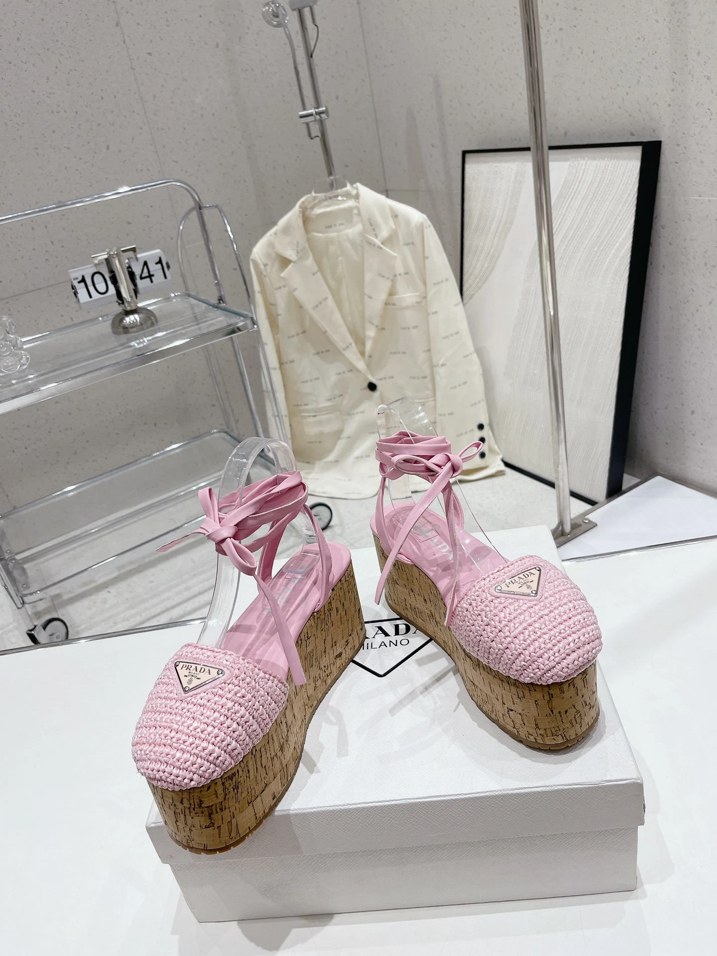 كما أن هناك العديد من العلامات التجارية مثل Sneaker Luxury Lady Sandal Shoe High Heels أحذية