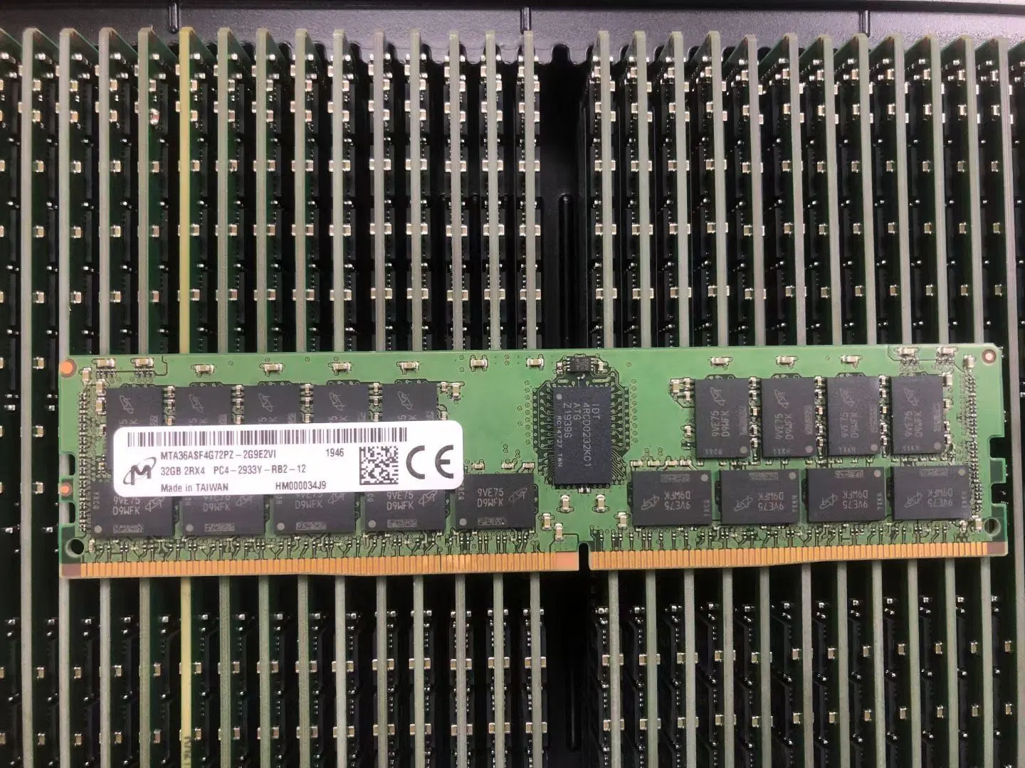 وحدة ذاكرة الخادم P00924-B21 HPE 32 جيجابايت (1X32 جيجابايت) Dual Rank X4 مجموعة ذاكرة DDR4-2933 الذكية المسجلة