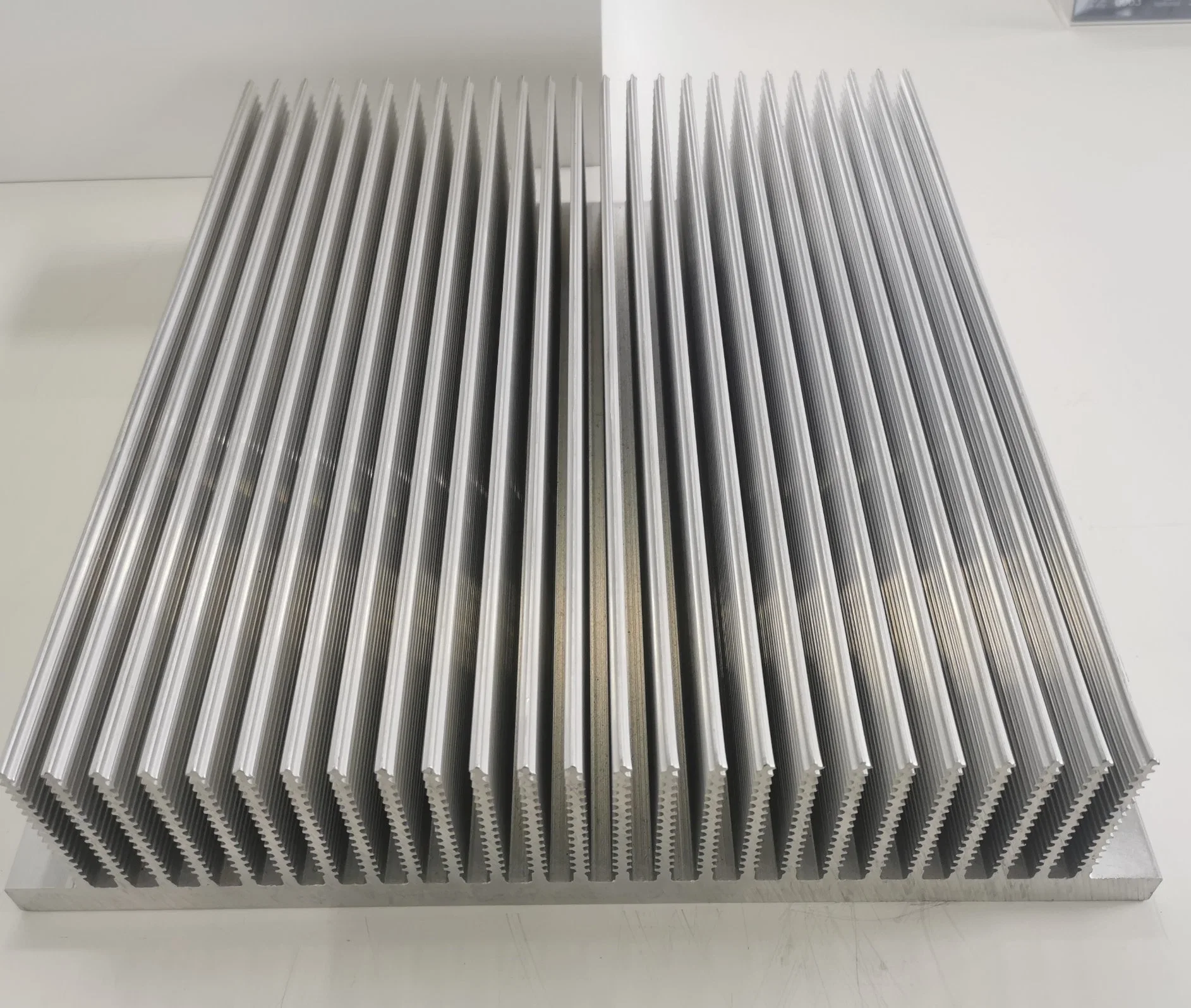 Großer Kühlkörper aus 6063 Aluminium Extrusion und CNC-Bearbeitung