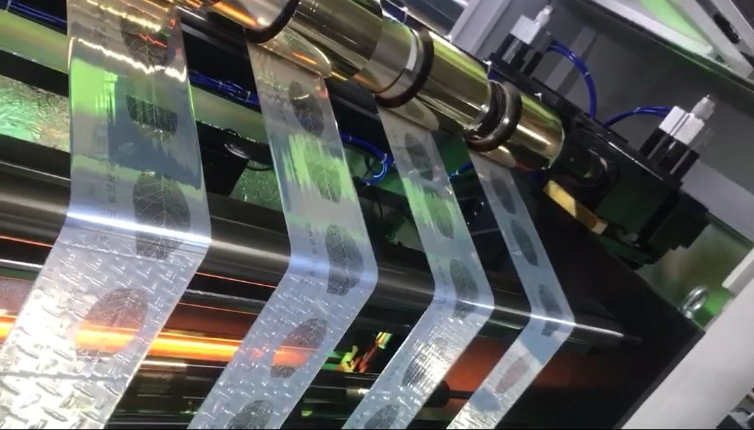 Multifuncional automática Foiling Frio máquina de carimbar Fria Lâmina Fria UV Flores de gelo frio Embalagem Screen-Printing Foiling Convexo