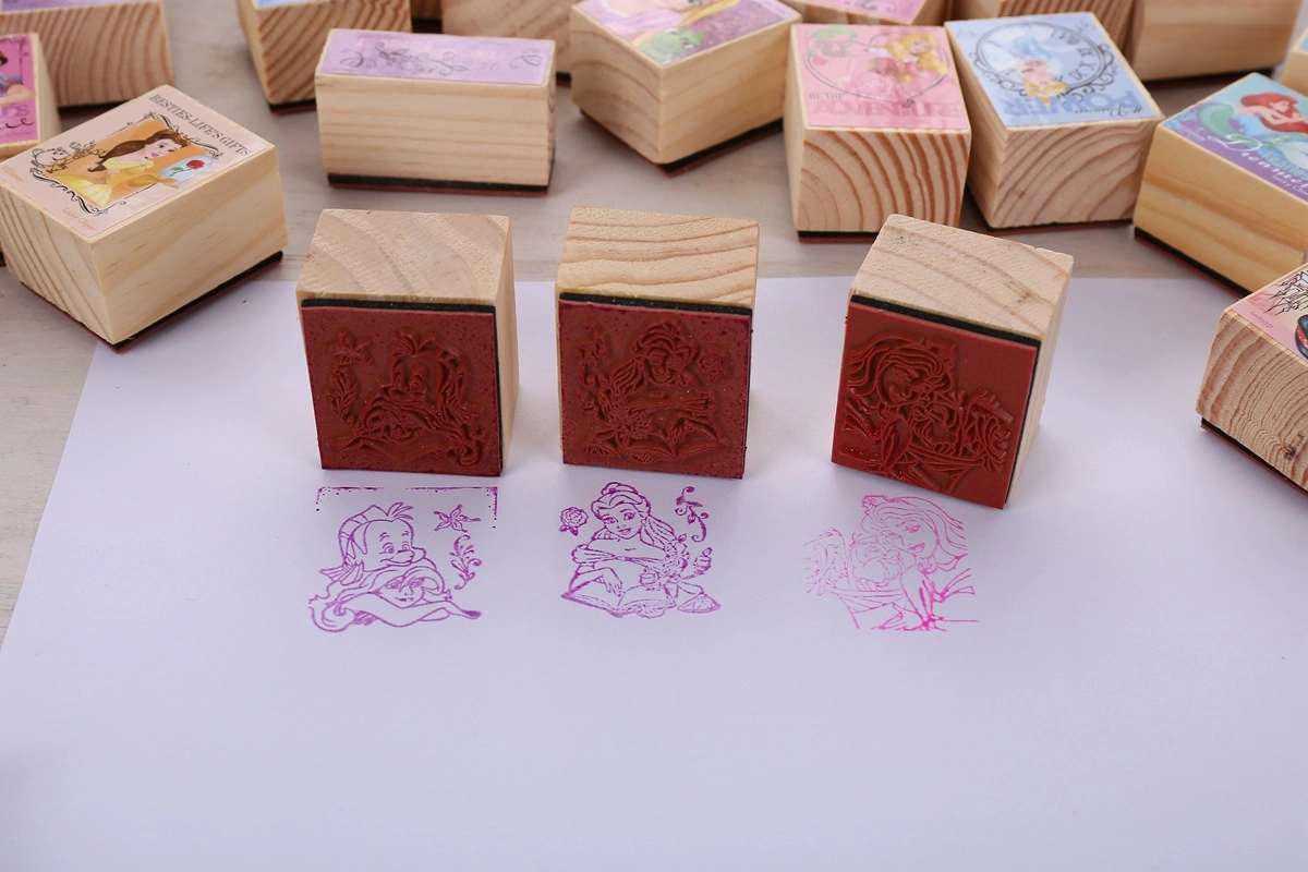 Lizenziertes Holzstempel-Set mit Ink Pad und Markern, Muli-Formen. Kinderspielzeug