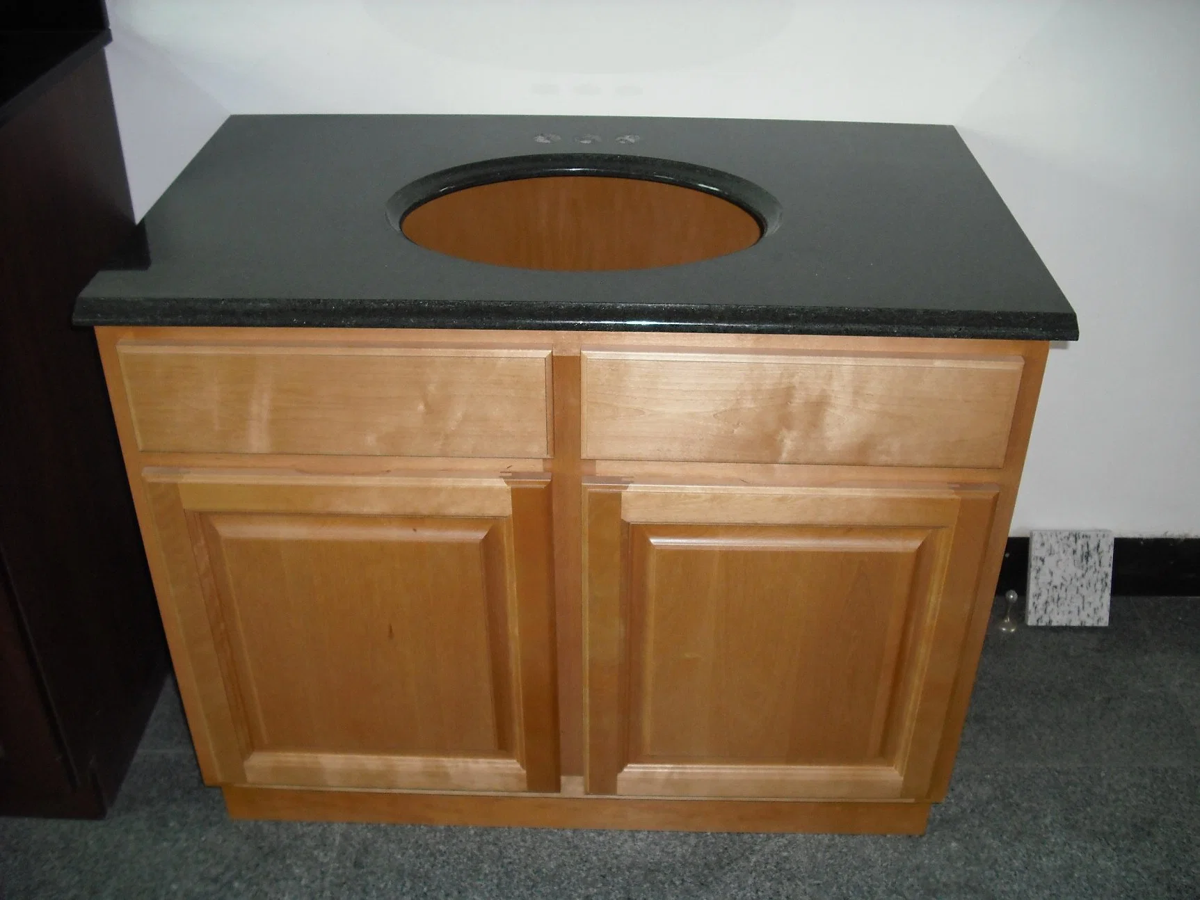 Meuble-lavabo en granit noir poli Tops avec le Cabinet pour salle de bains